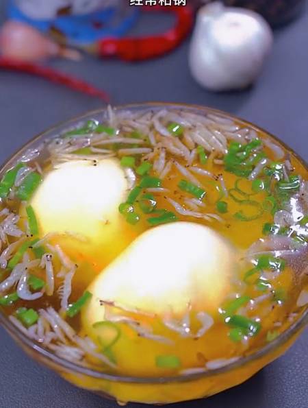 早餐来一碗汤鲜味美的水煮荷包蛋,真的特别简单