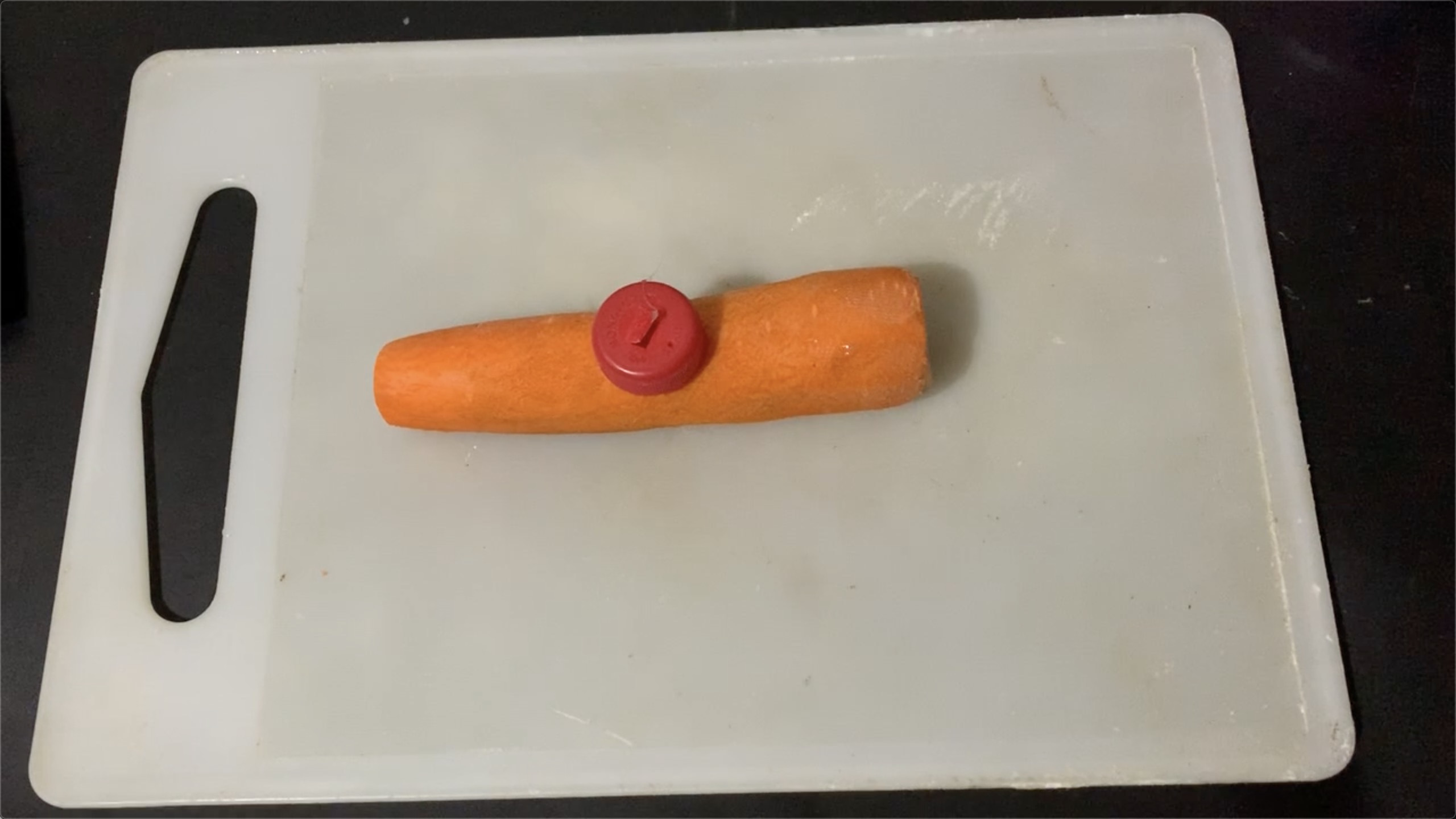 胡萝卜上放个瓶盖,做出来摆盘装饰太好看了,大开眼界啊!