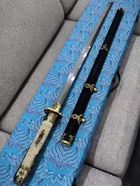 自炼七枚夹钢,黄铜银丝装,鱼皮鞘唐刀!-度小视