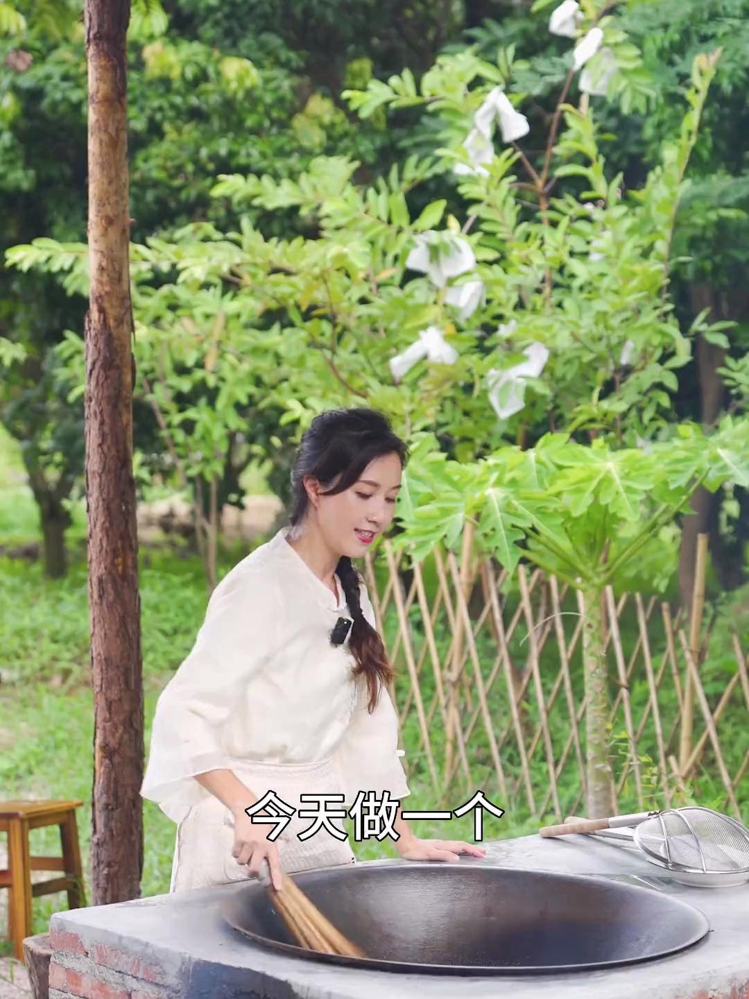 客家咸菜红焖肉,是办喜宴的主菜,主菜上鞭炮响!