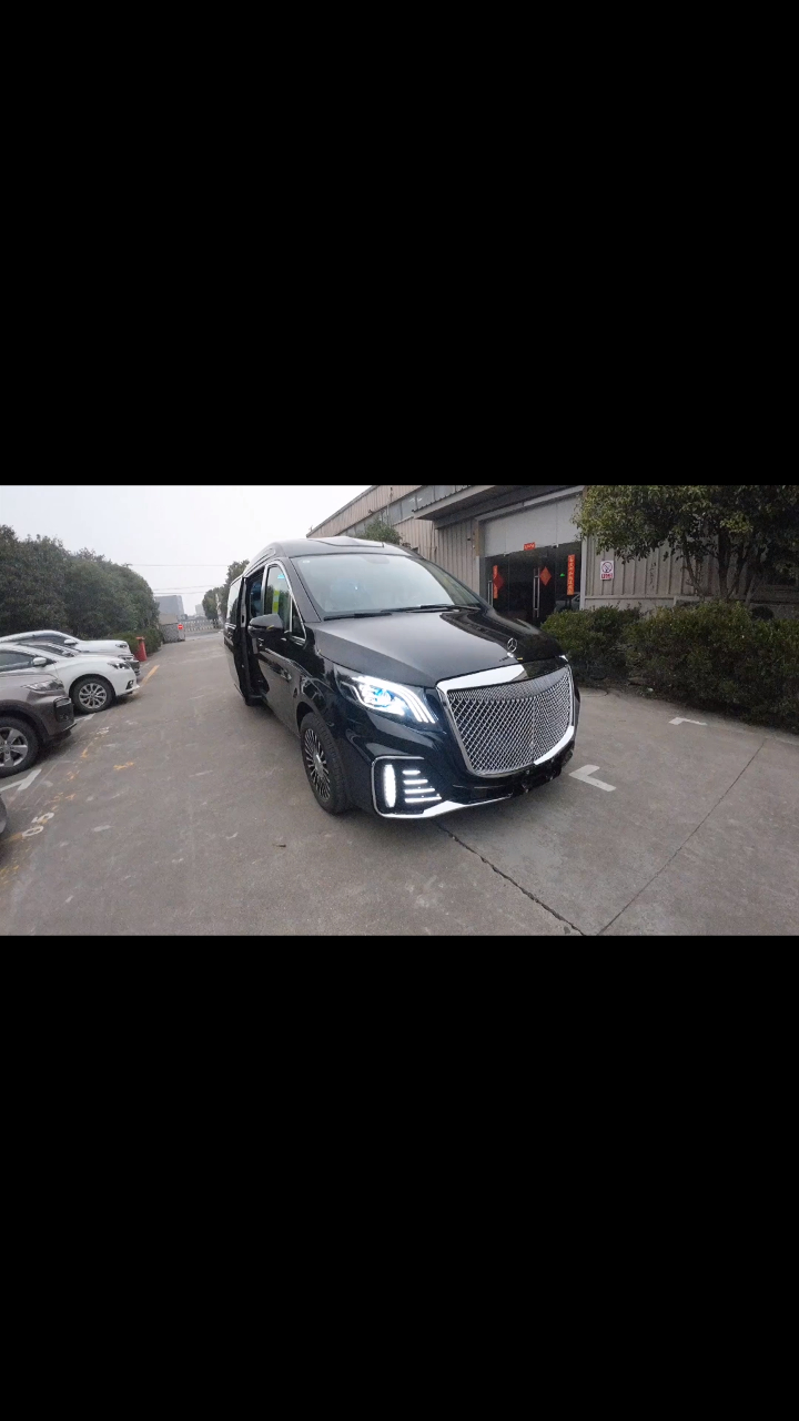 奔驰v260改装包围,宽大的金属中网,贵气十足!