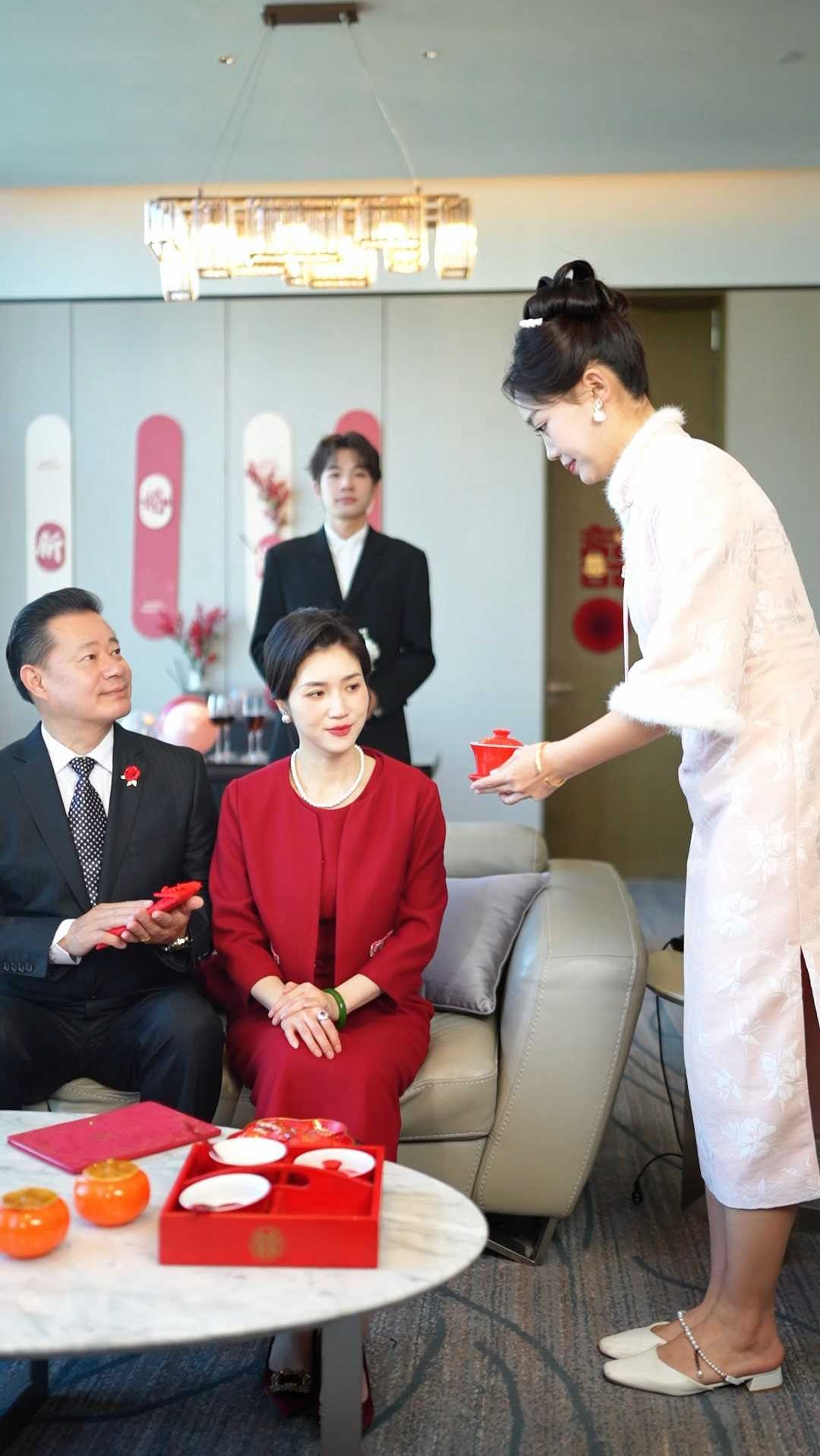 敬茶喽!妈妈好美呀