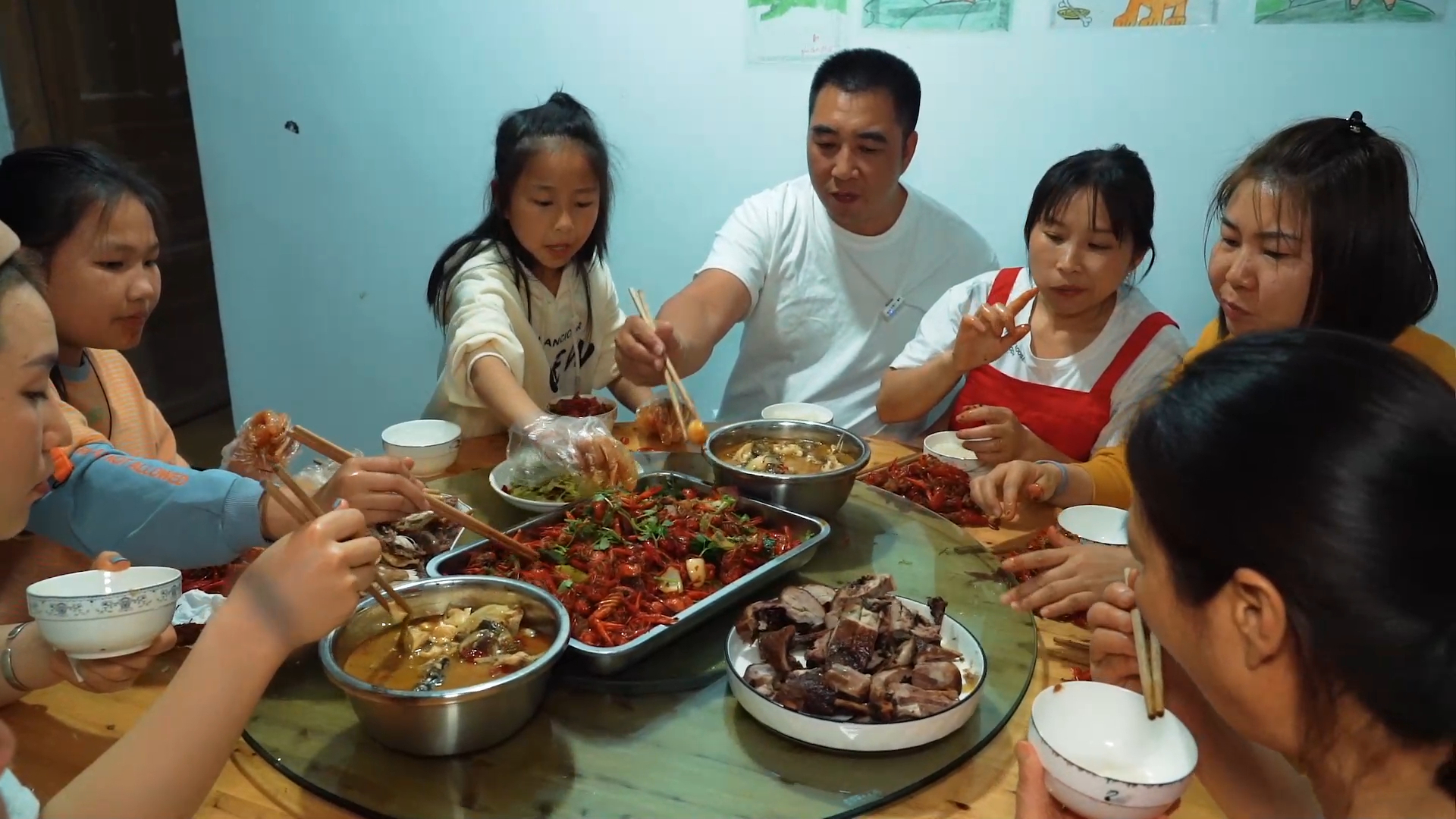 小孩们难得在家，桃子姐做一盘香辣小龙虾，外加一桌好菜，真美味