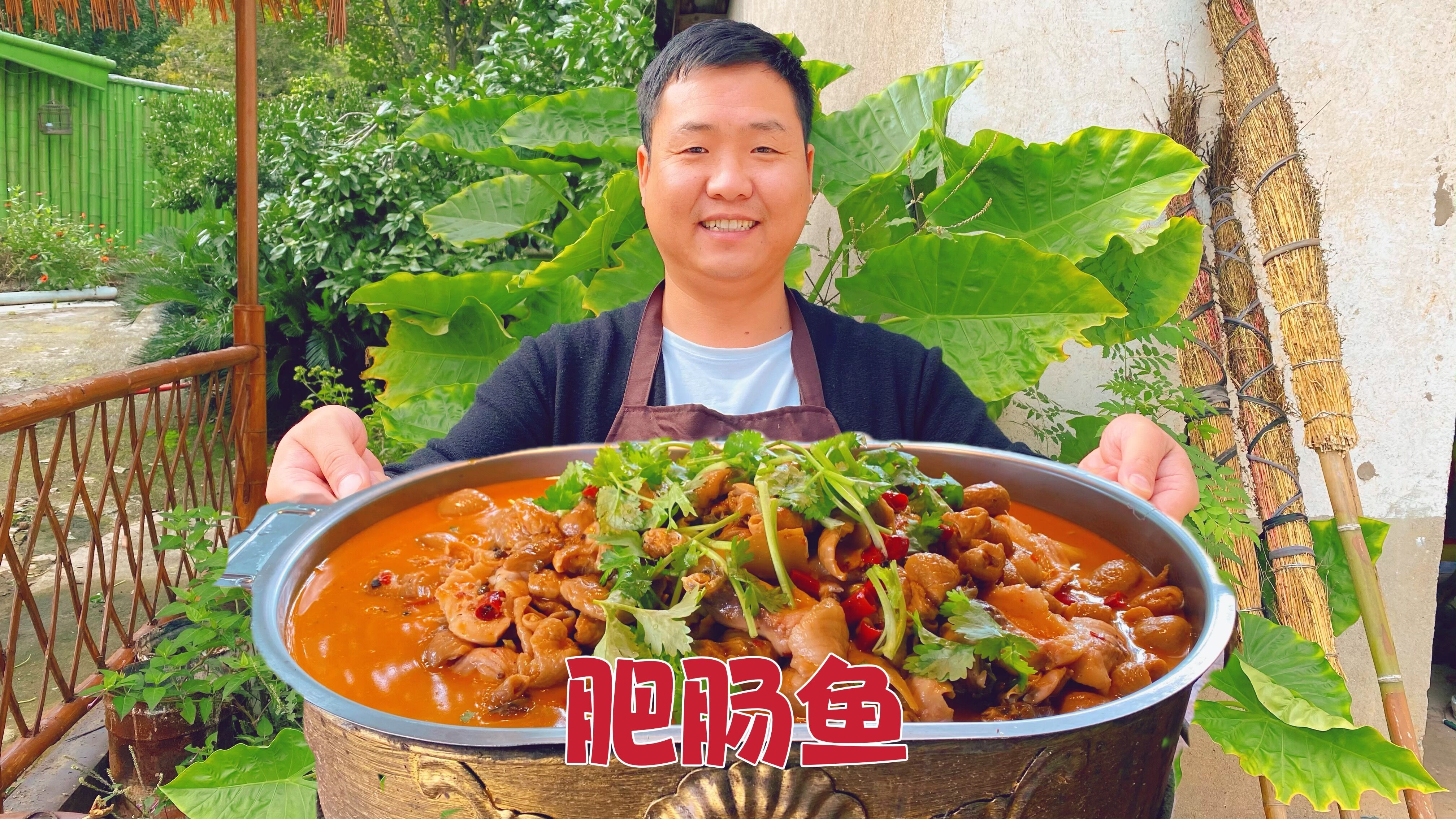 拐子鱼熬汤后再炖肥肠,鲜香下饭,大哥直呼太好吃了!