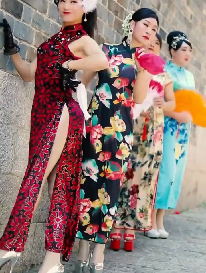 大家好,我是男扮女装的反串演员童美人,感谢家人们的支持和关心