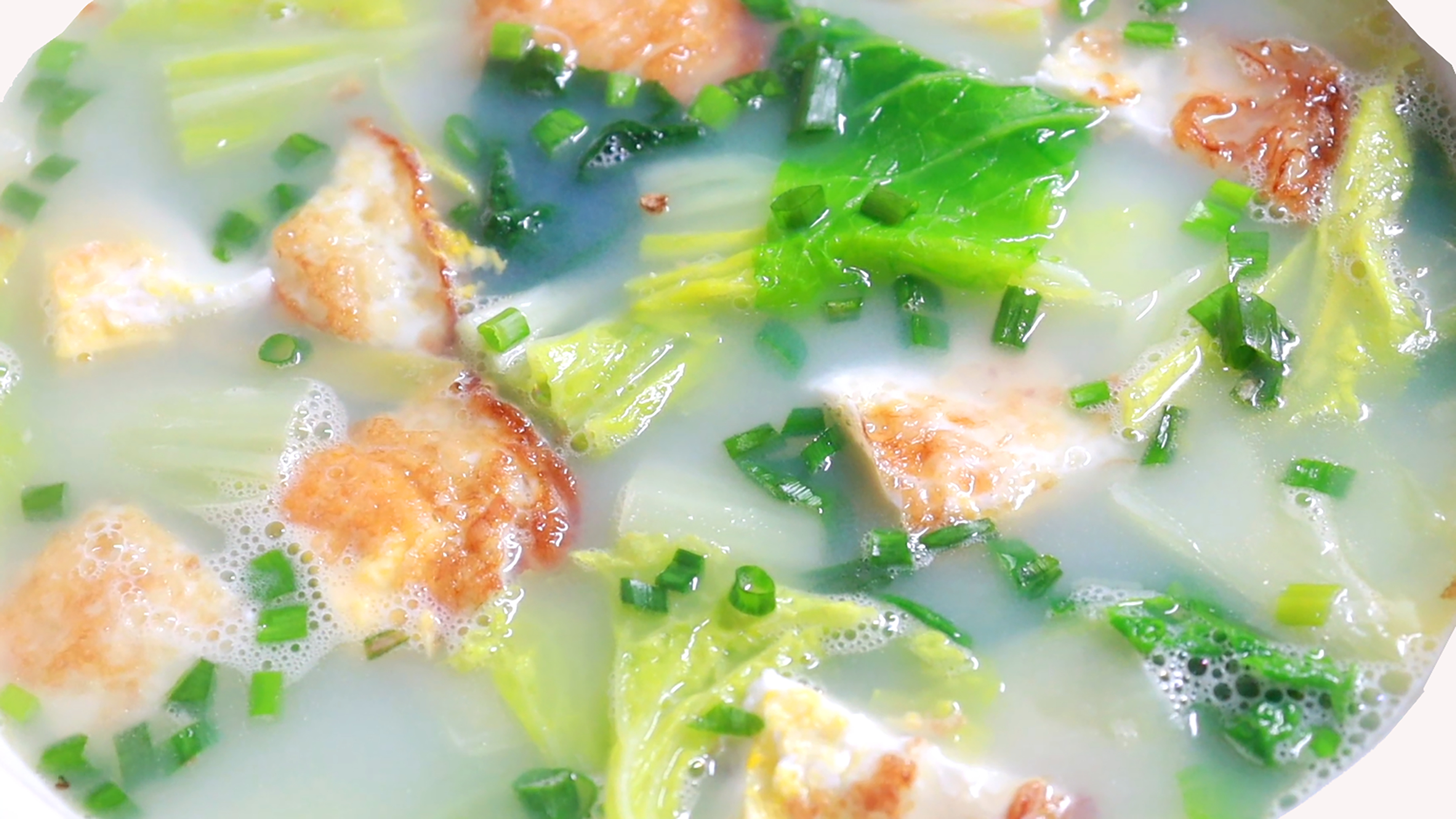 冬天就要煲一锅“养生汤”，有菜有鸡蛋，汤汁奶白鲜美，越喝越暖