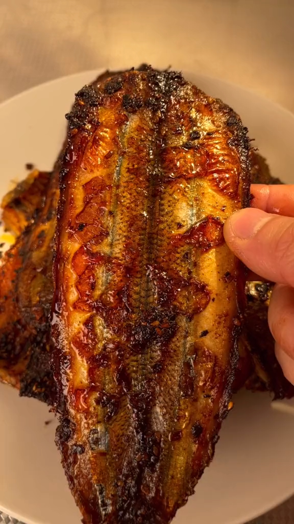 在家复刻了烧烤摊上的炭烤马步鱼,焦香酥脆太好吃了-度小视