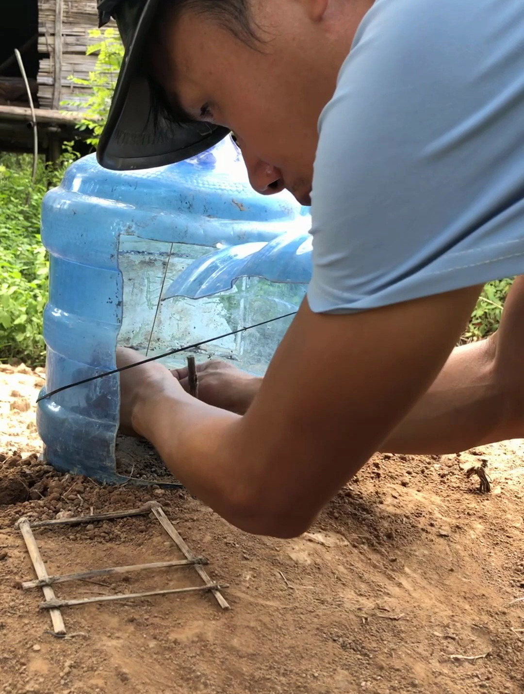 聪明的越南小哥,用矿泉水桶制作陷阱,捕捉鸟类