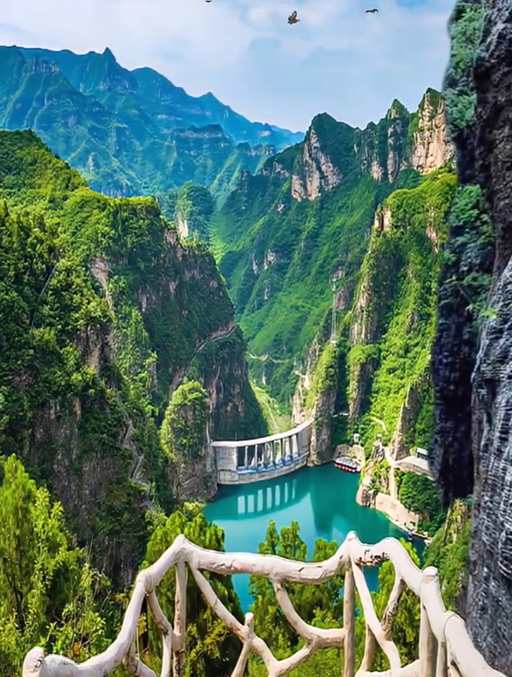 河南峰林峡大坝,高耸于窄山峡谷之中