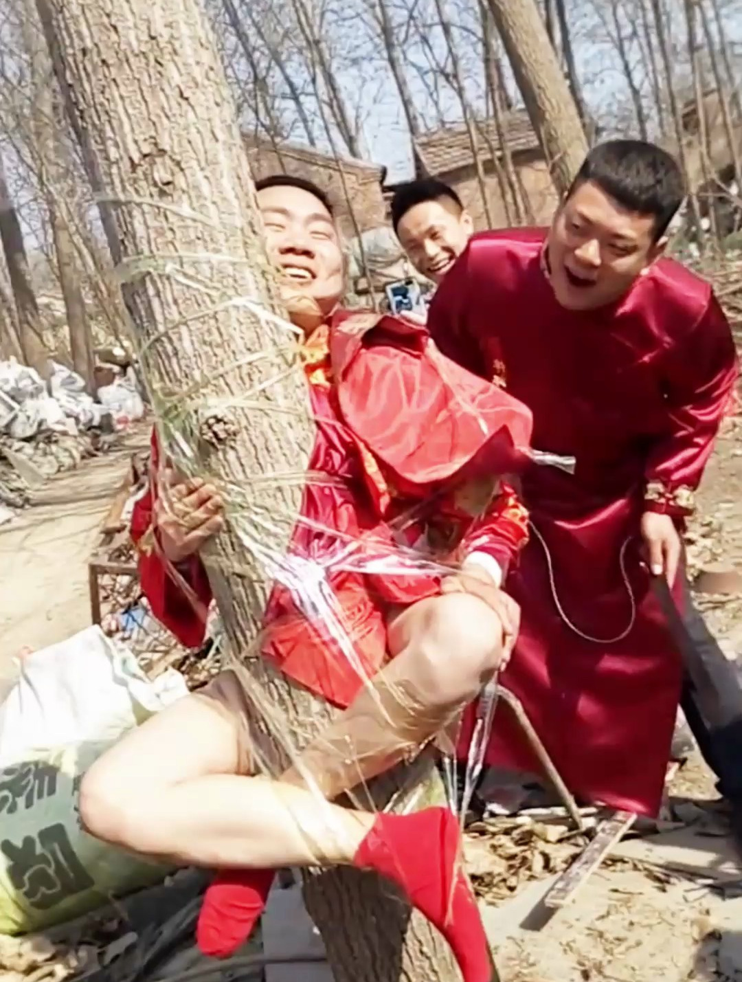 伴郎把新郎绑在树上拿皮带抽屁股看着都疼