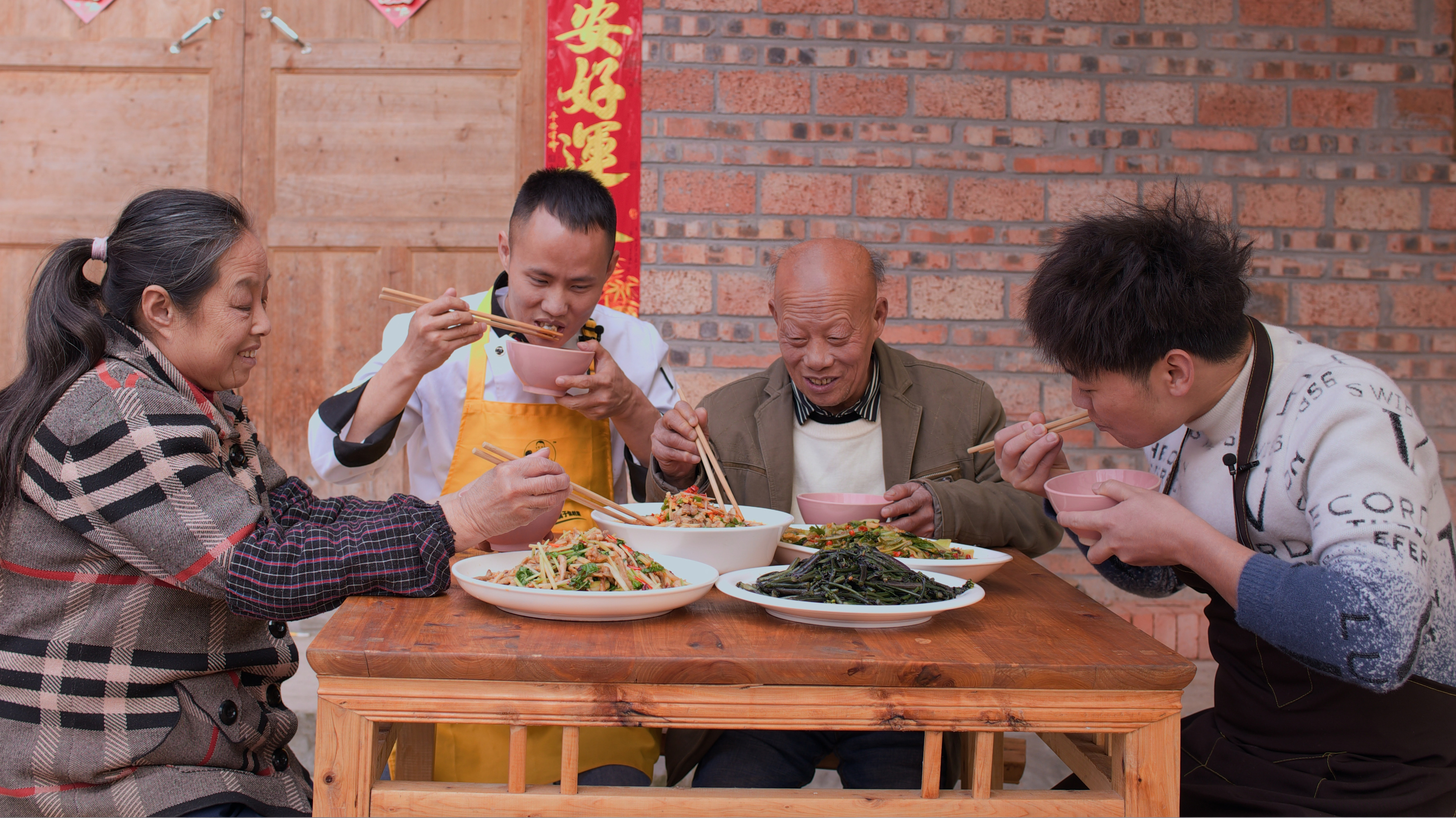 给四伯做一道自贡特色菜“鲜椒牛蛙”,好吃得停不下来