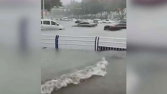 青岛发暴雨红色预警 城阳街面积水成河汽车漂浮