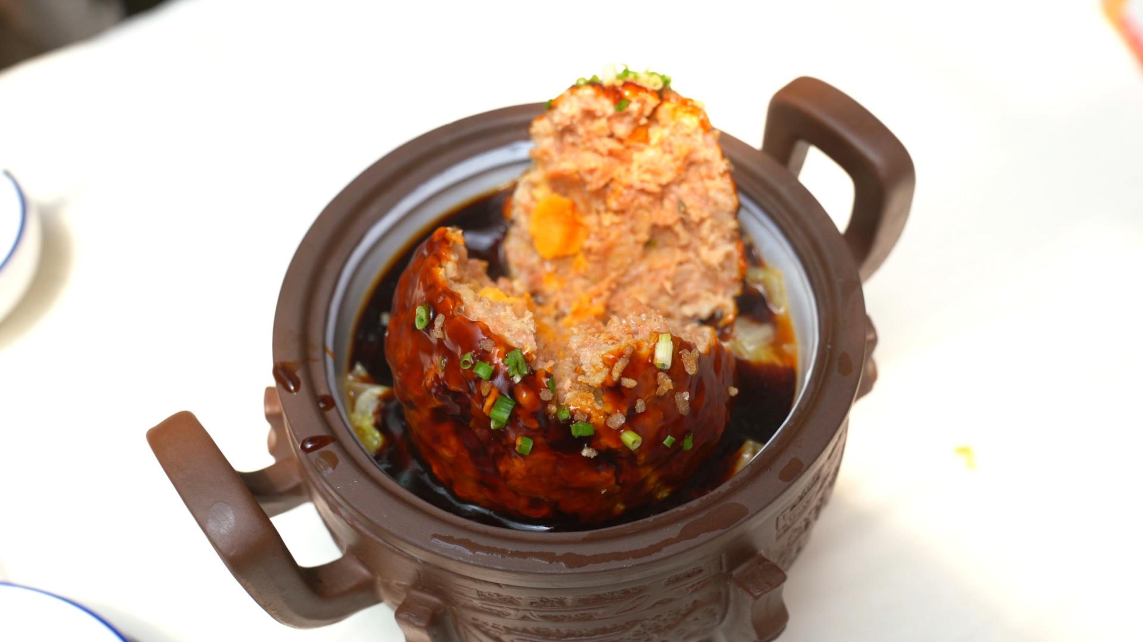 蟹粉狮子头:口感松软,肥而不腻,营养丰富