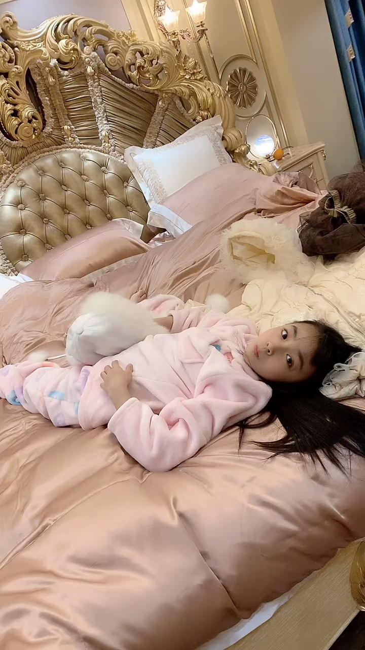 焱娃娃上学只能穿校服,这么好看的名牌,一星期只能穿两天!