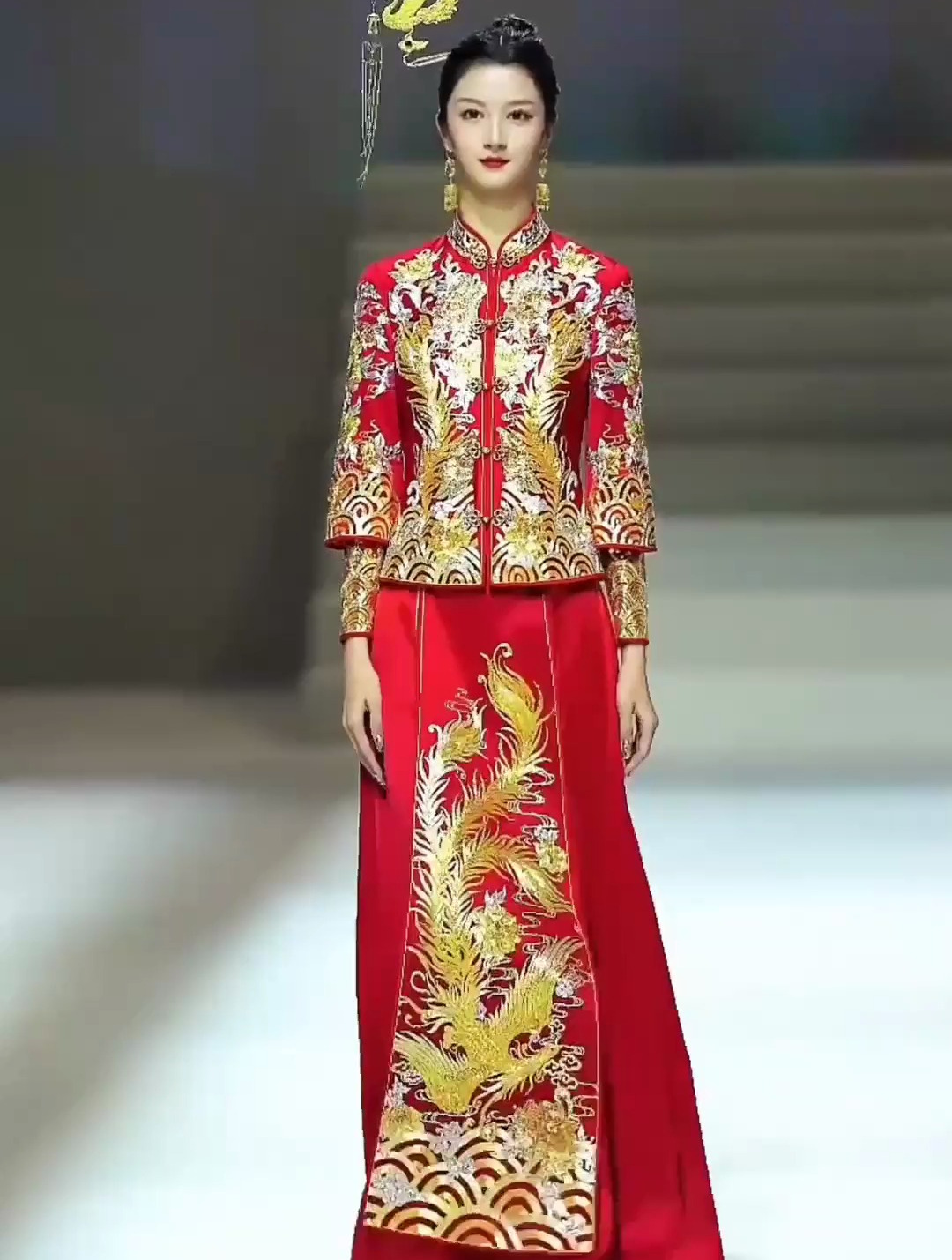 2023原创装周中式婚纱秀高颜值模特小月t台展示好身材藏不住
