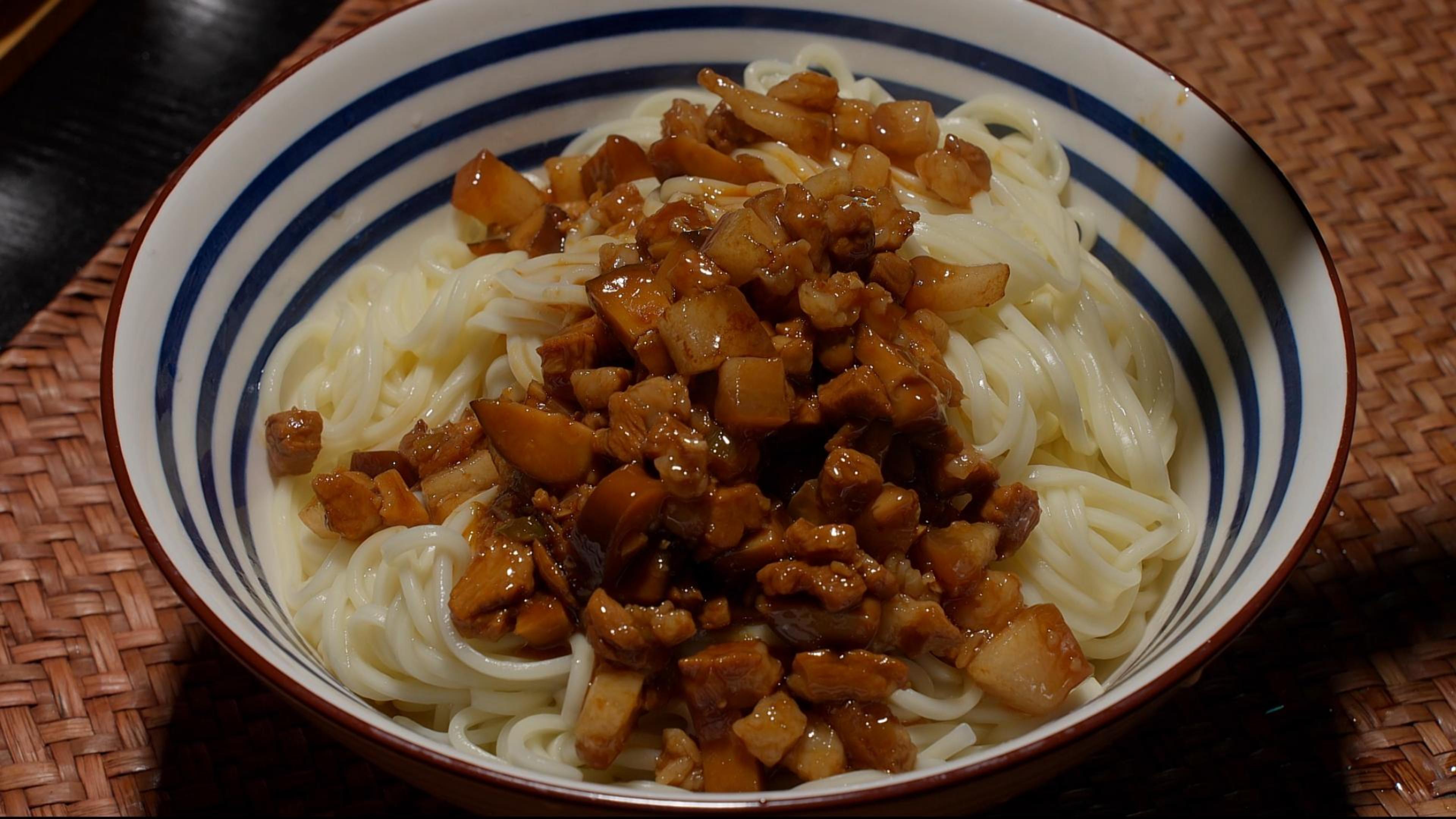 香菇酱肉面,酱香浓郁,面吃完了还要舔舔盘子