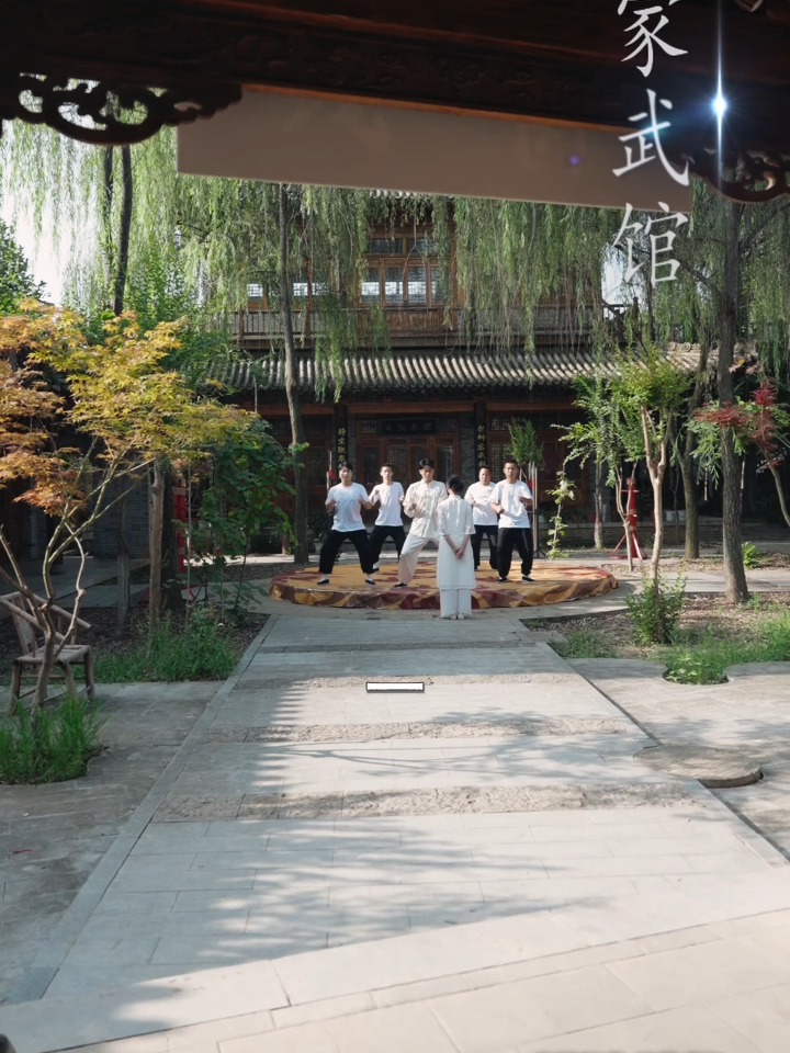 女人带男人回武馆,不料被武馆弟子嫌弃,却不知男人是武道宗师