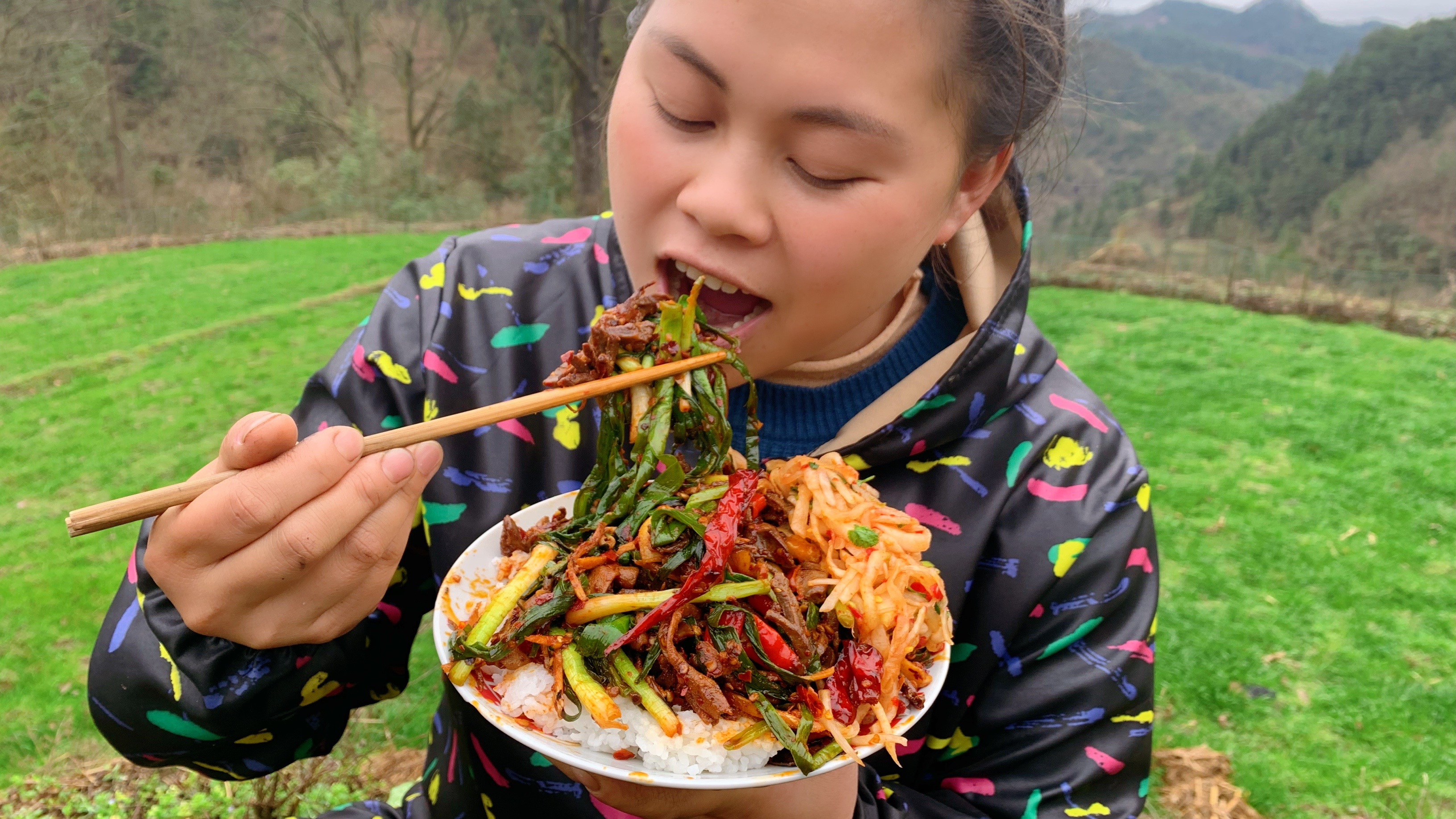 今天种了很多辣椒,再炒盘爆辣鸭杂,放了半斤辣椒真下饭吃得流汗