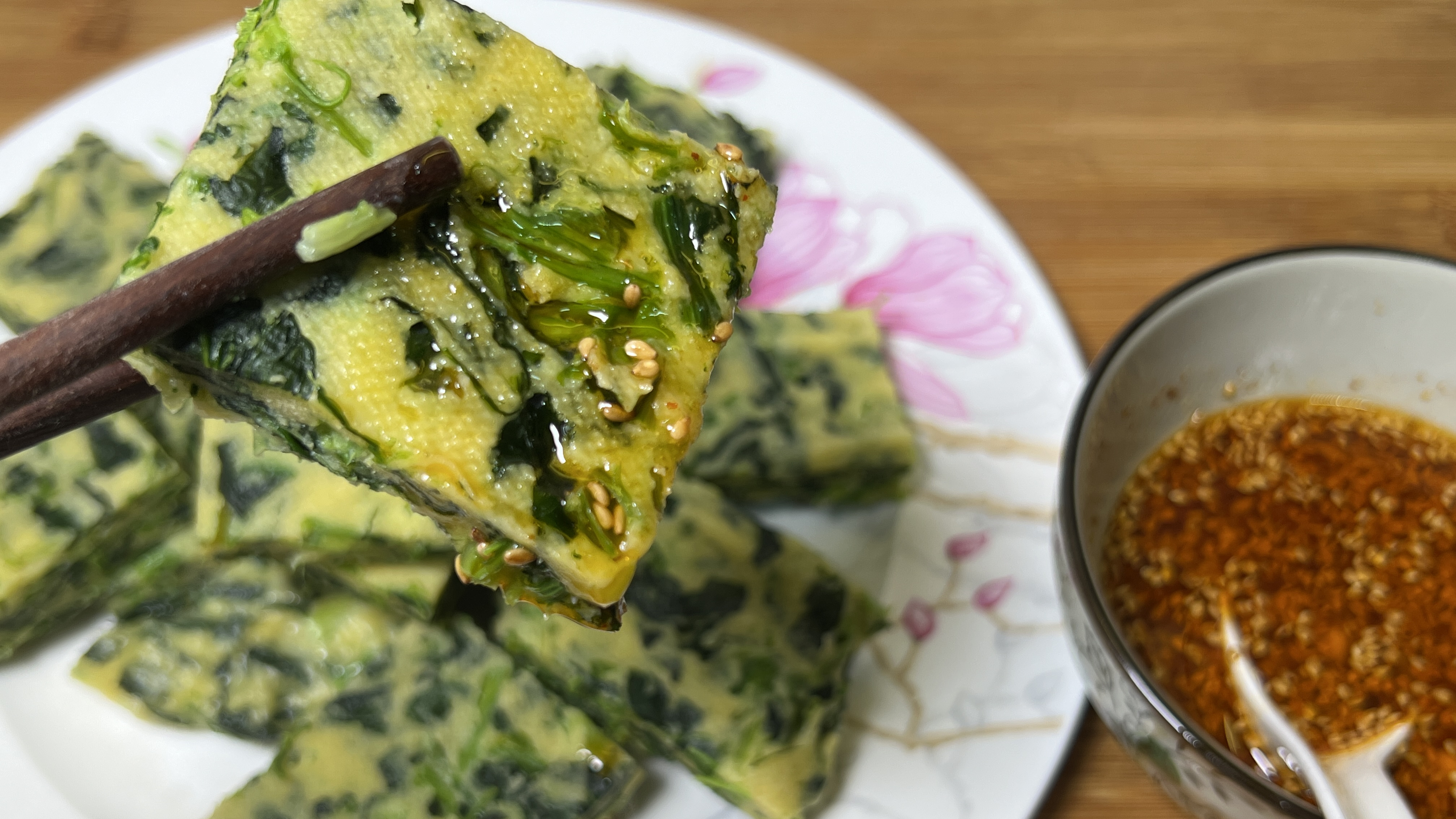 菠菜不要凉拌了,加两个鸡蛋这样做,蘸上蘸料吃起来超过瘾,好吃