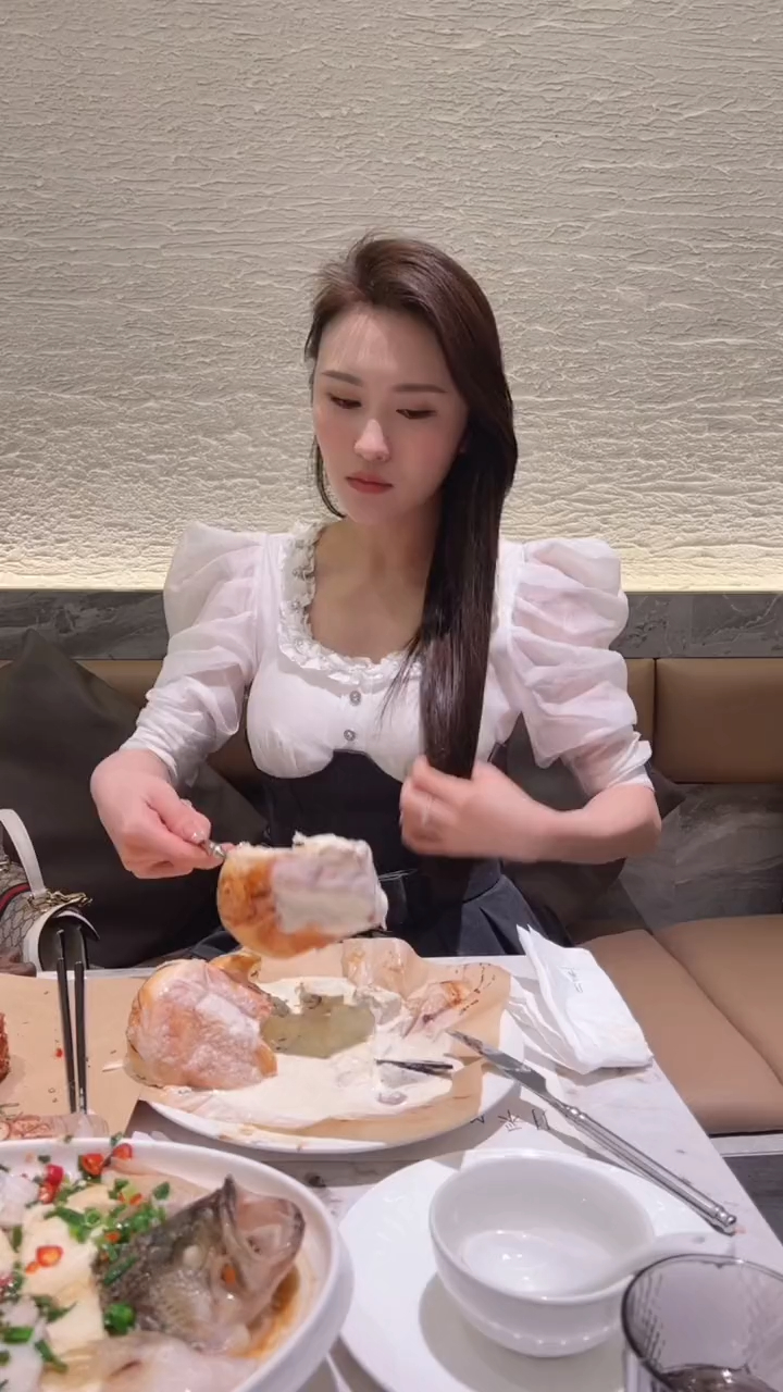 和女友出来吃饭,结果发生这一幕,咱也不敢说咱也不敢问!