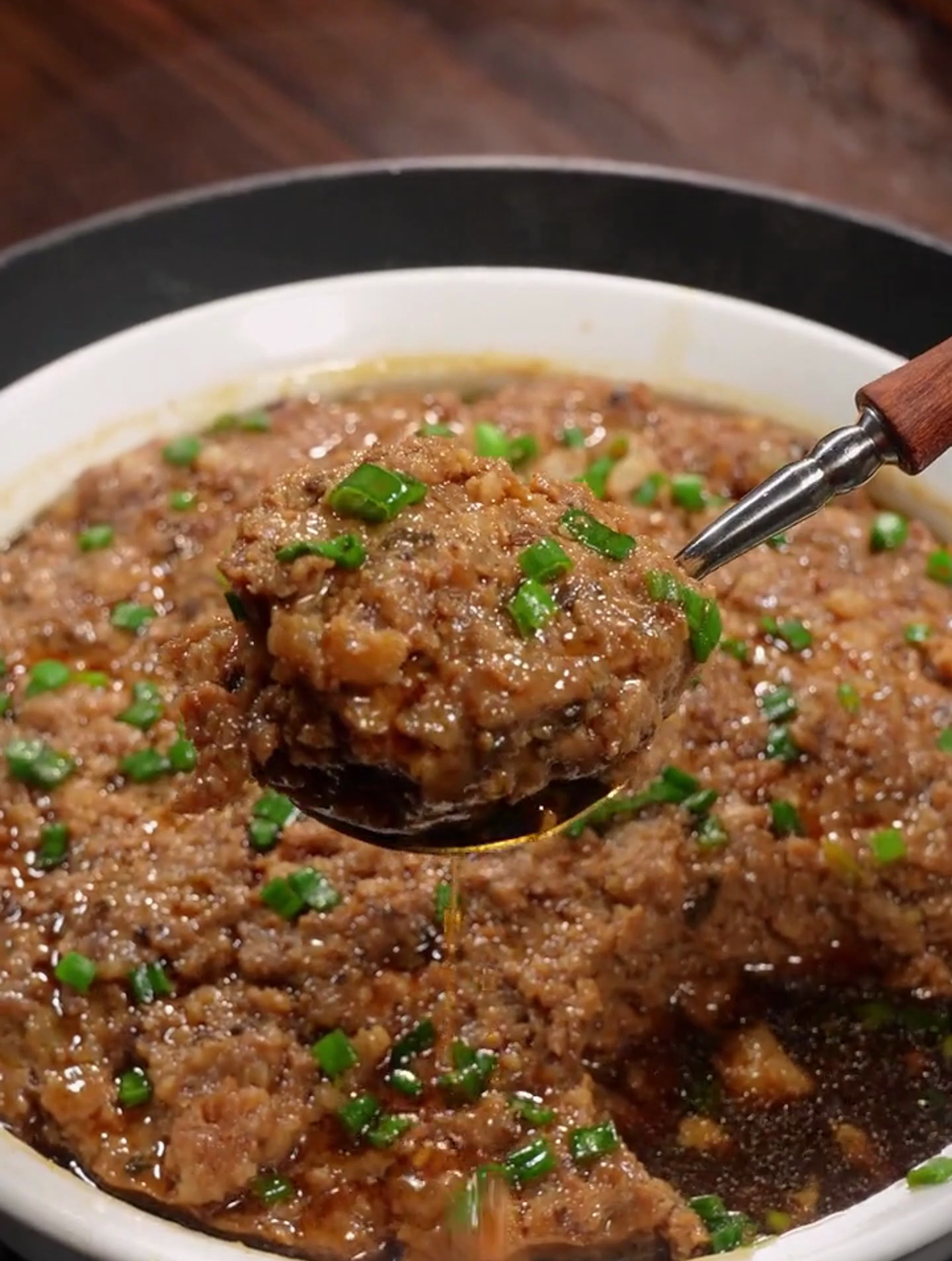 我们广东人很爱吃的梅菜蒸肉饼,怎么做才能又滑又嫩呢