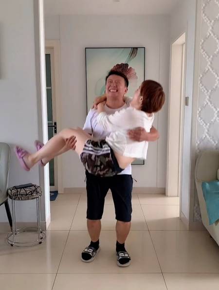 别人的公主抱都是轻轻松松,我们家的公主抱强颜欢笑-度小视