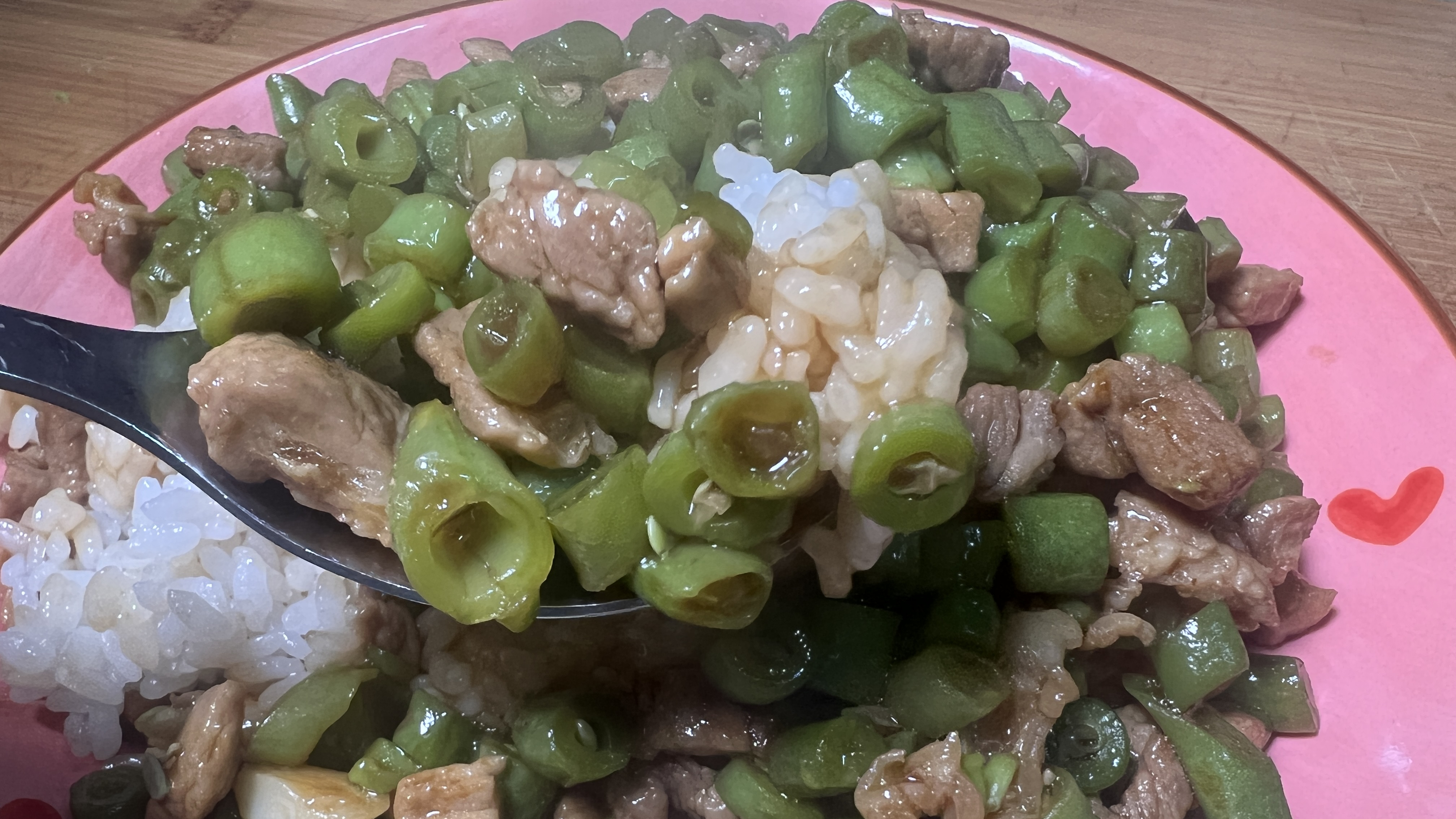 想吃盖浇饭在家可以做,一把豆角,一块猪肉,看着超有食欲,好吃