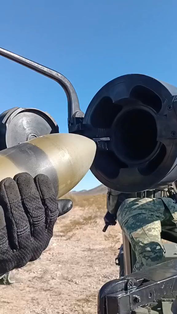 墨西哥士兵给m40无后坐力炮装弹-度小视