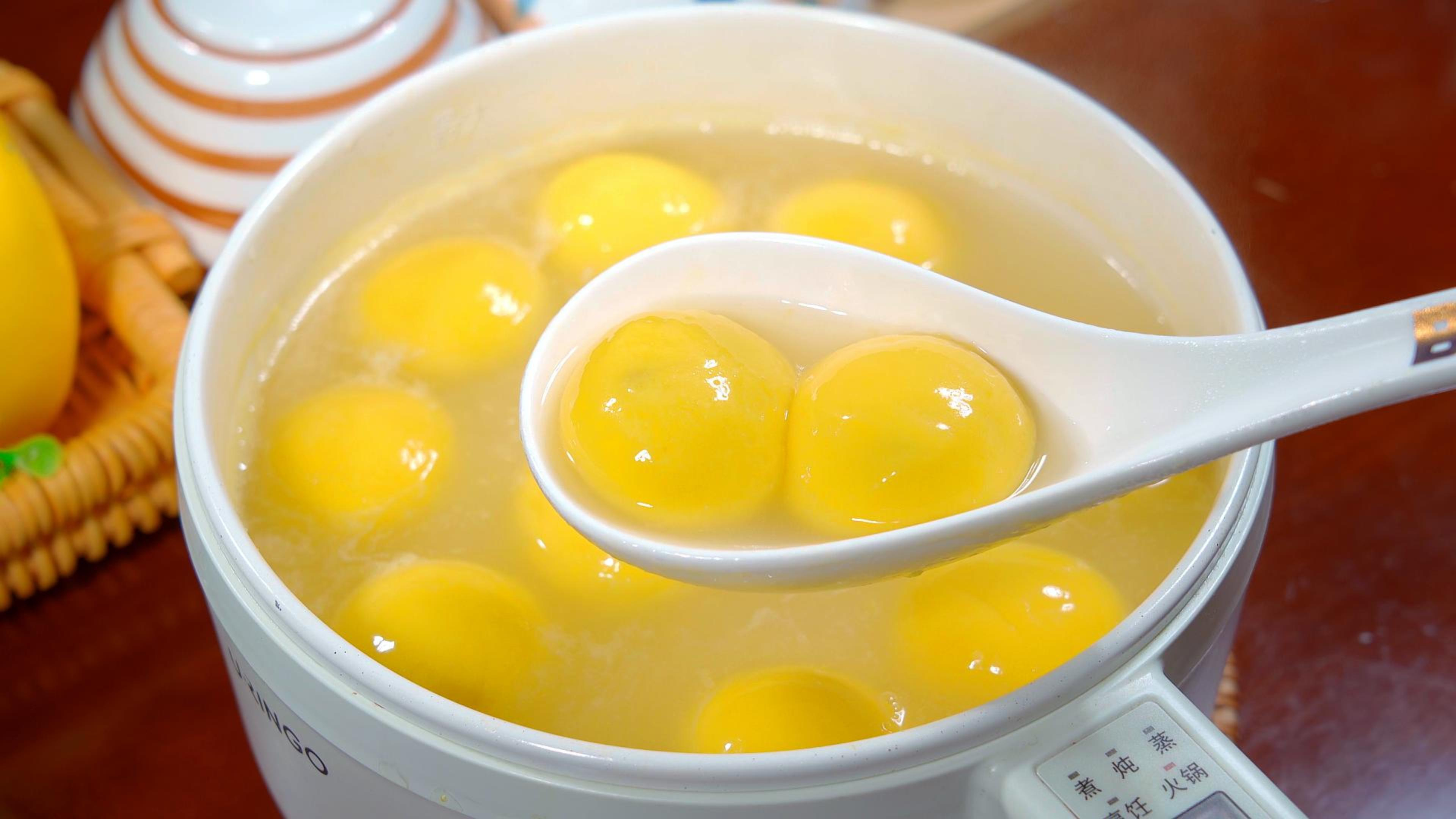 元宵节快到了,就吃这个汤圆吧,外表金黄软糯,内馅醇香绵腻