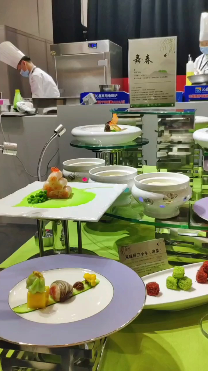 比赛第二天,深圳行膳队展台做得漂亮,菜品也好看,果然不出所料