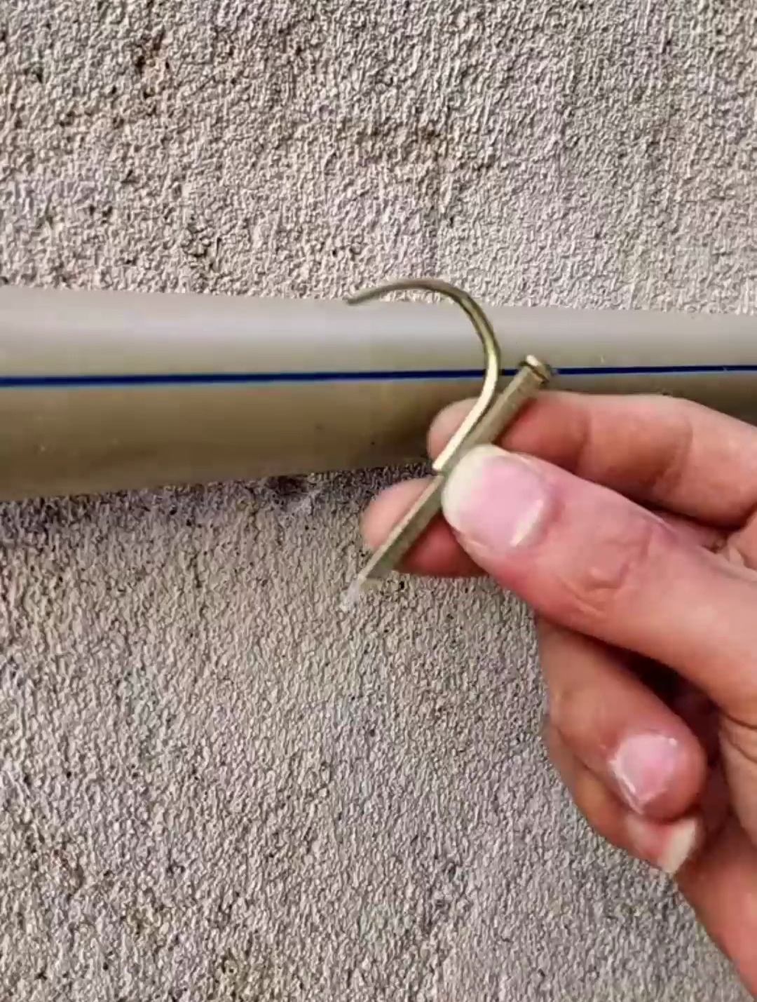 如何将水管固定在墙上?别用老款卡扣了,钢钉钩才更牢固!