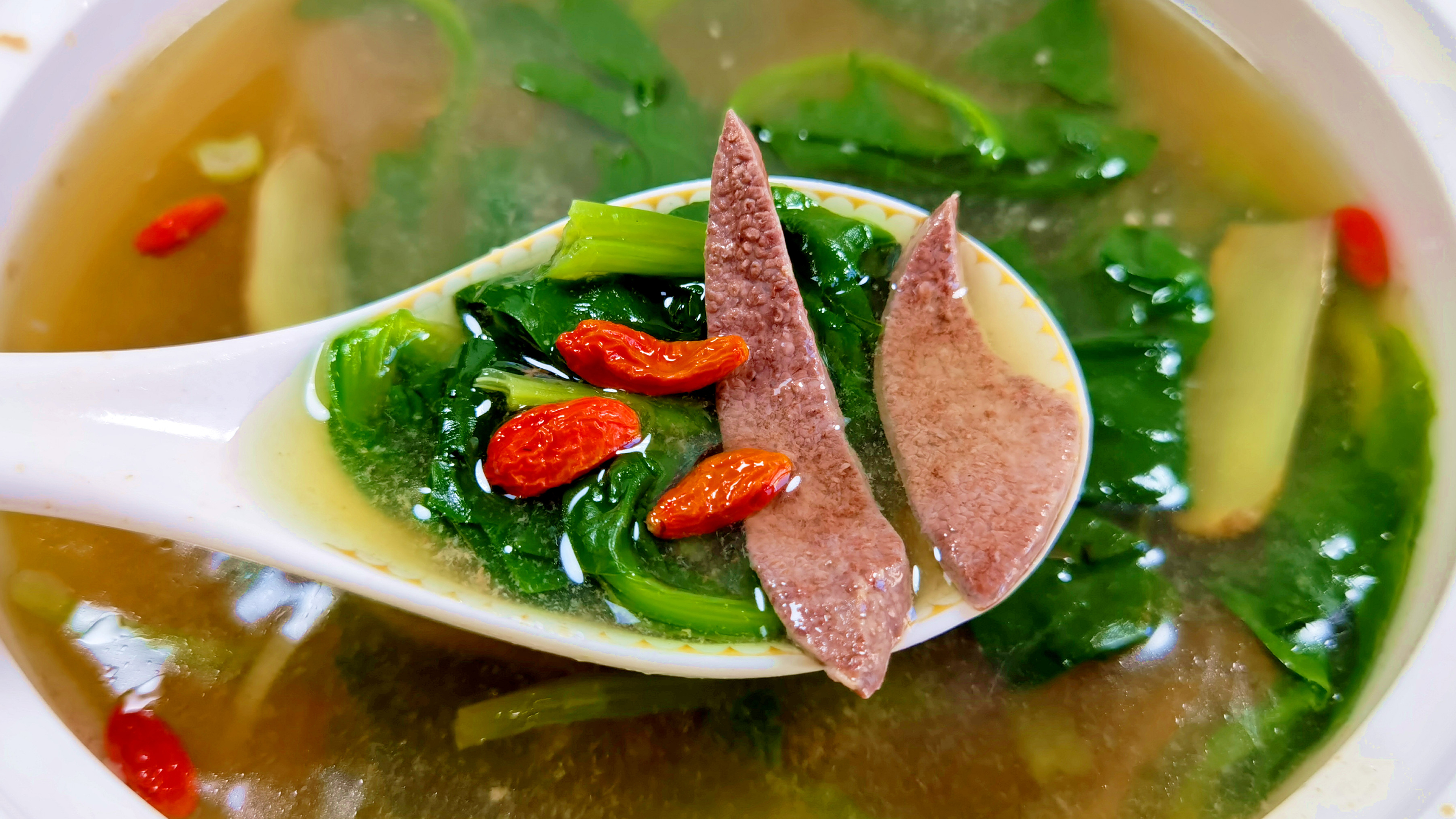 春天多喝猪肝菠菜汤,学会这样做,猪肝不老不腥,汤鲜味美,真香