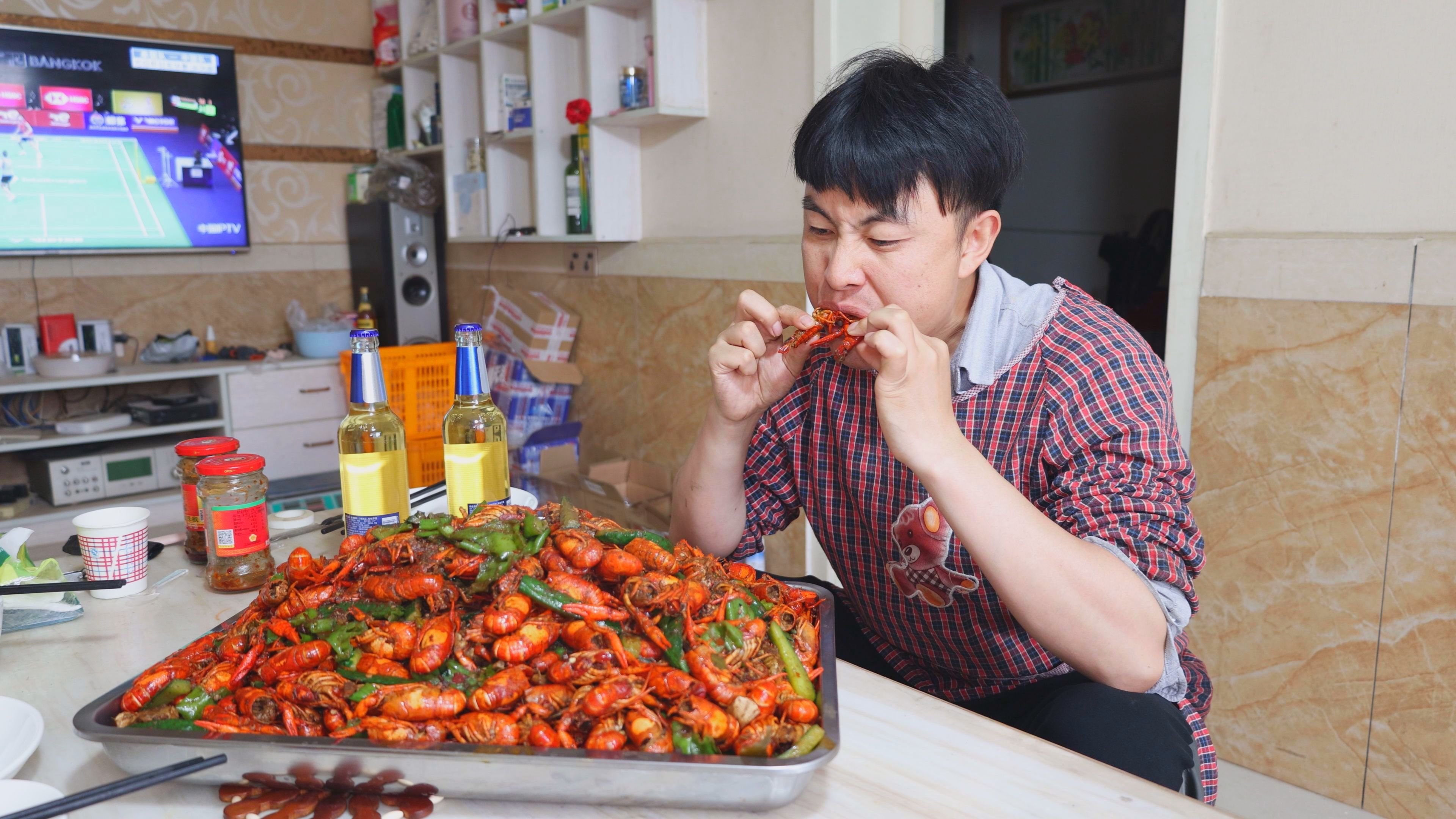 小龙虾9.9一斤，买了16斤来做香辣虾，满满一大盆配上啤酒，吃爽