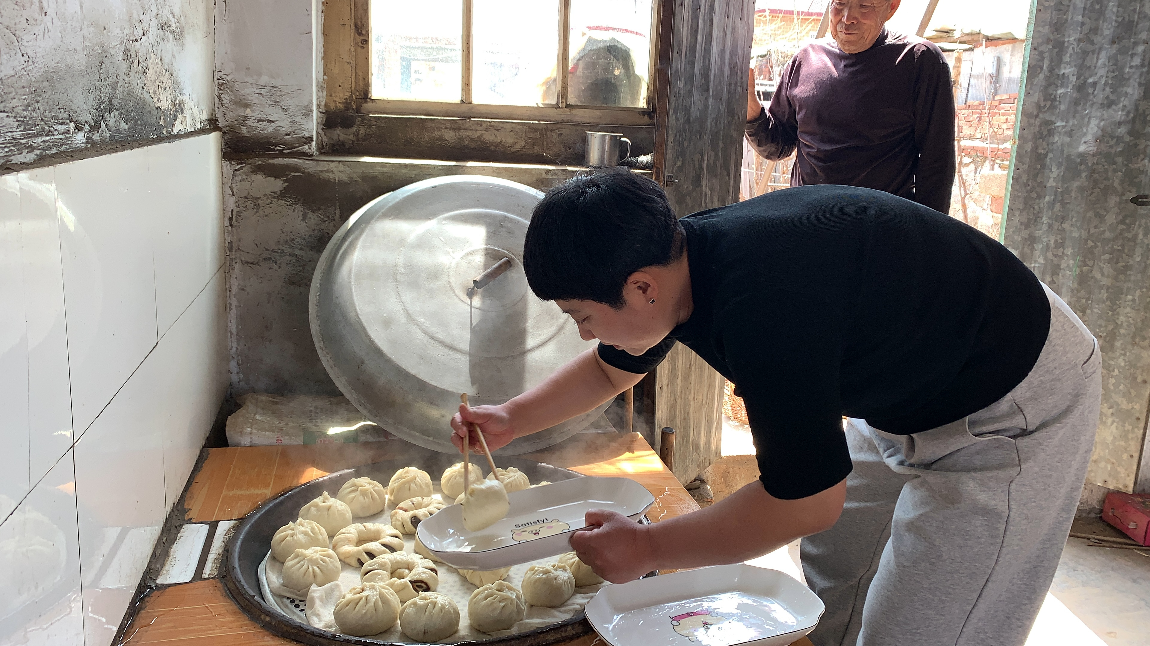 米饭吃腻了，做上一大锅面食，再熬一盆白菜豆腐虾皮汤，好满足