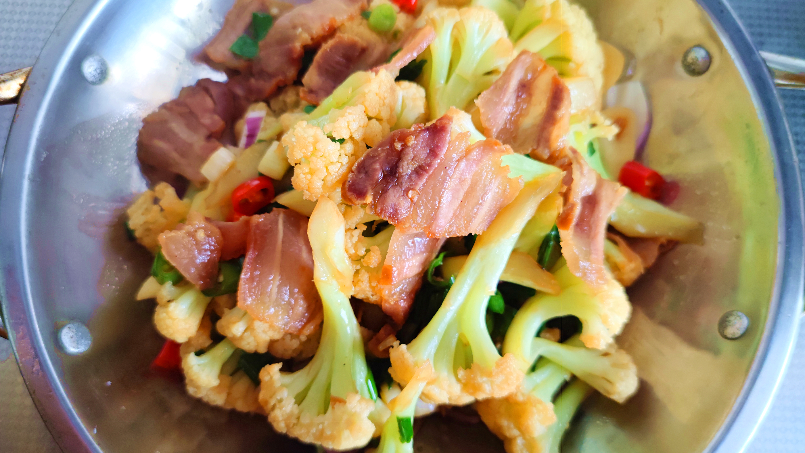 用腊肉做的干锅花菜味道好,跟我学着做,再也不用花钱去饭店吃