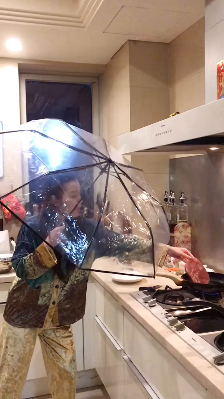 难为一个不会做饭的妈妈在厨房做d争