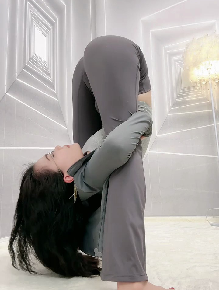 居家瑜伽,回首望月!