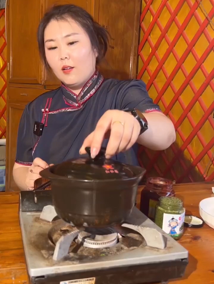内蒙二姐发来一段视频,看到她做的砂锅肚包肉,说啥也得吃上两斤