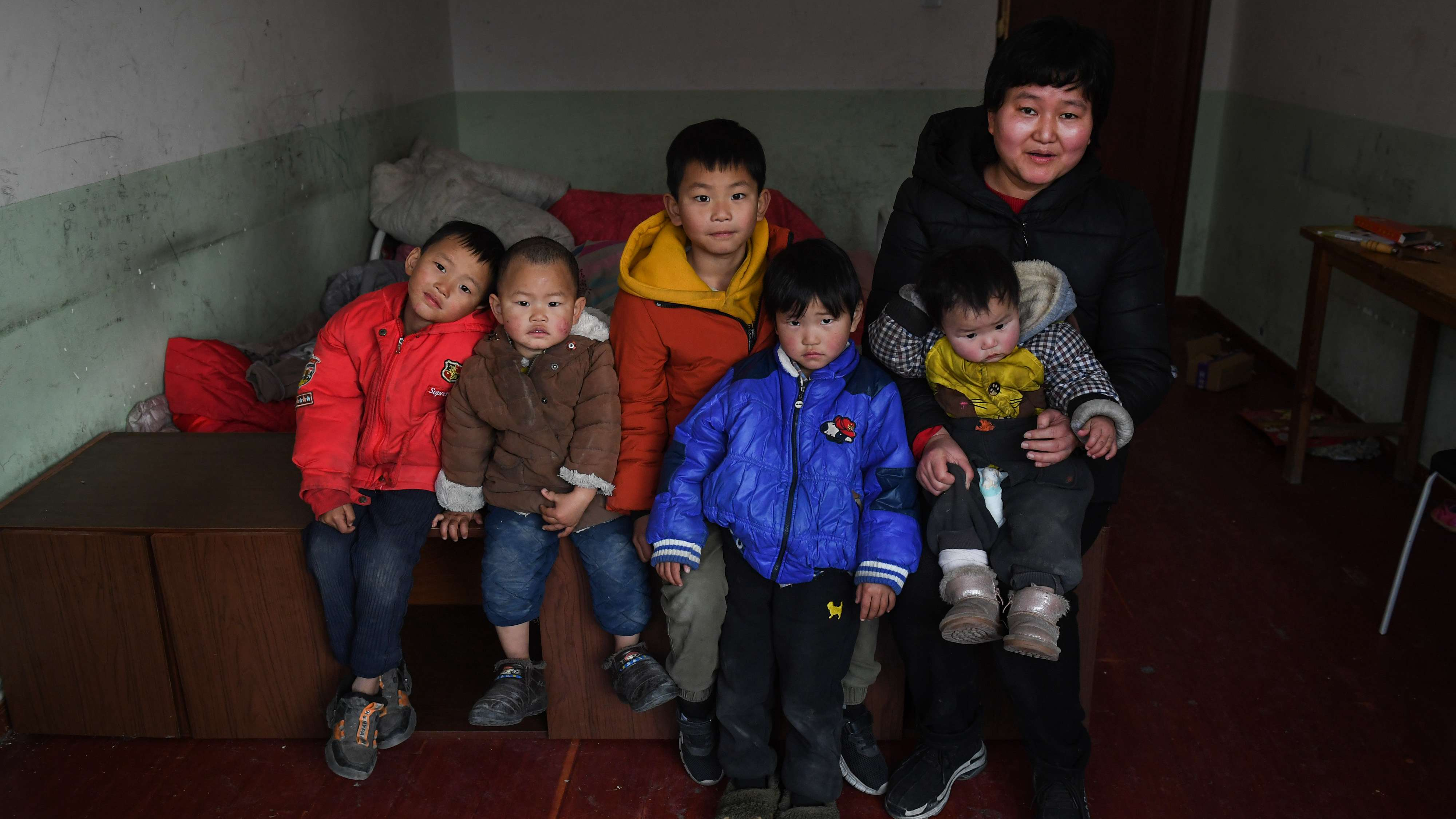 全家月开支五千元,女大学毕业生7年生5个娃