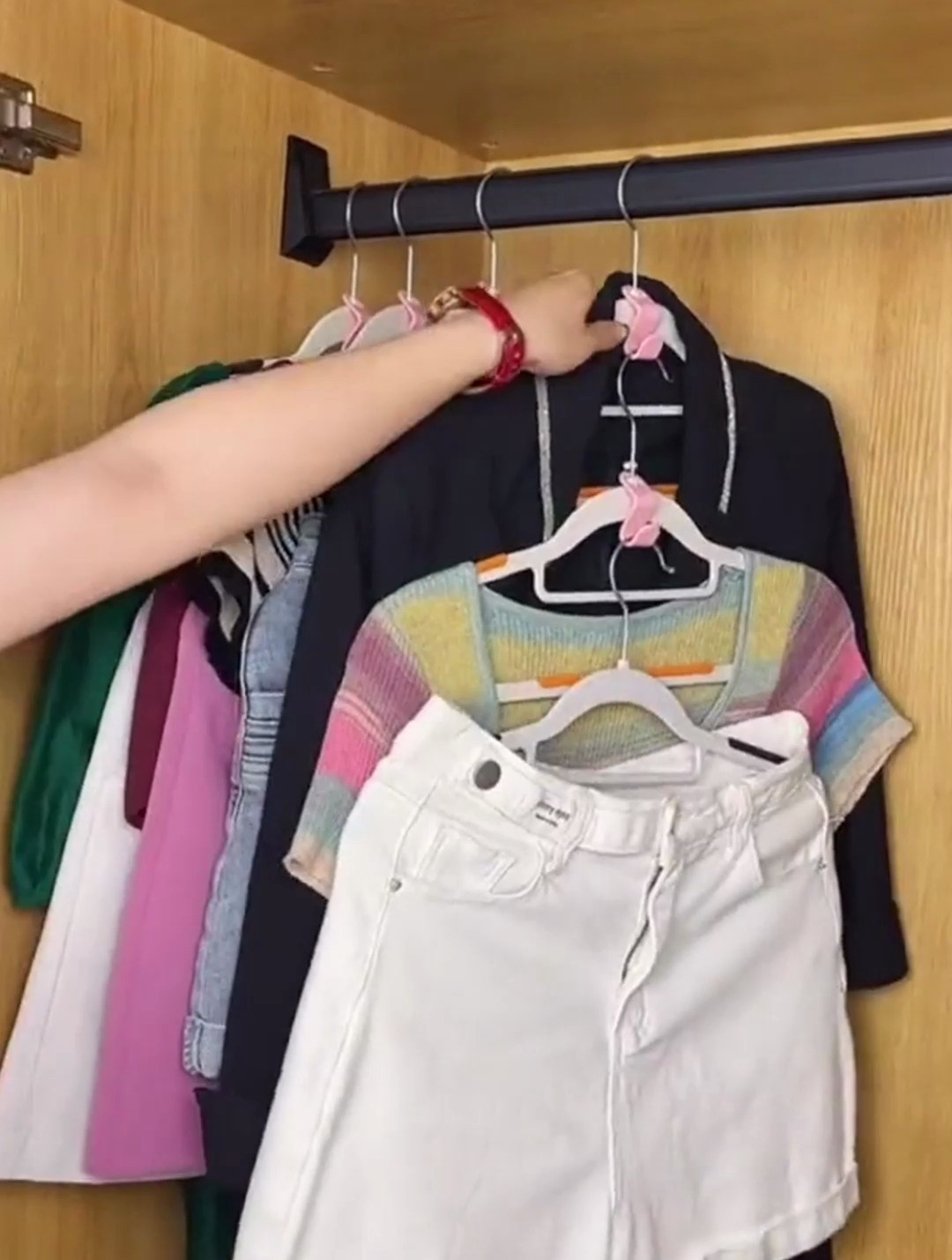 很多人不知道给衣架加个"连接器",衣服就能叠叠挂,贼省空间
