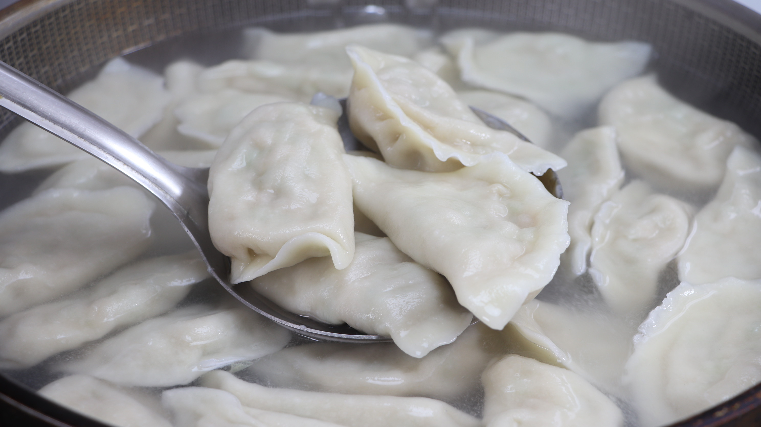 入冬多吃芹菜馅饺子,这样调馅,鲜嫩多汁,一口一个真香