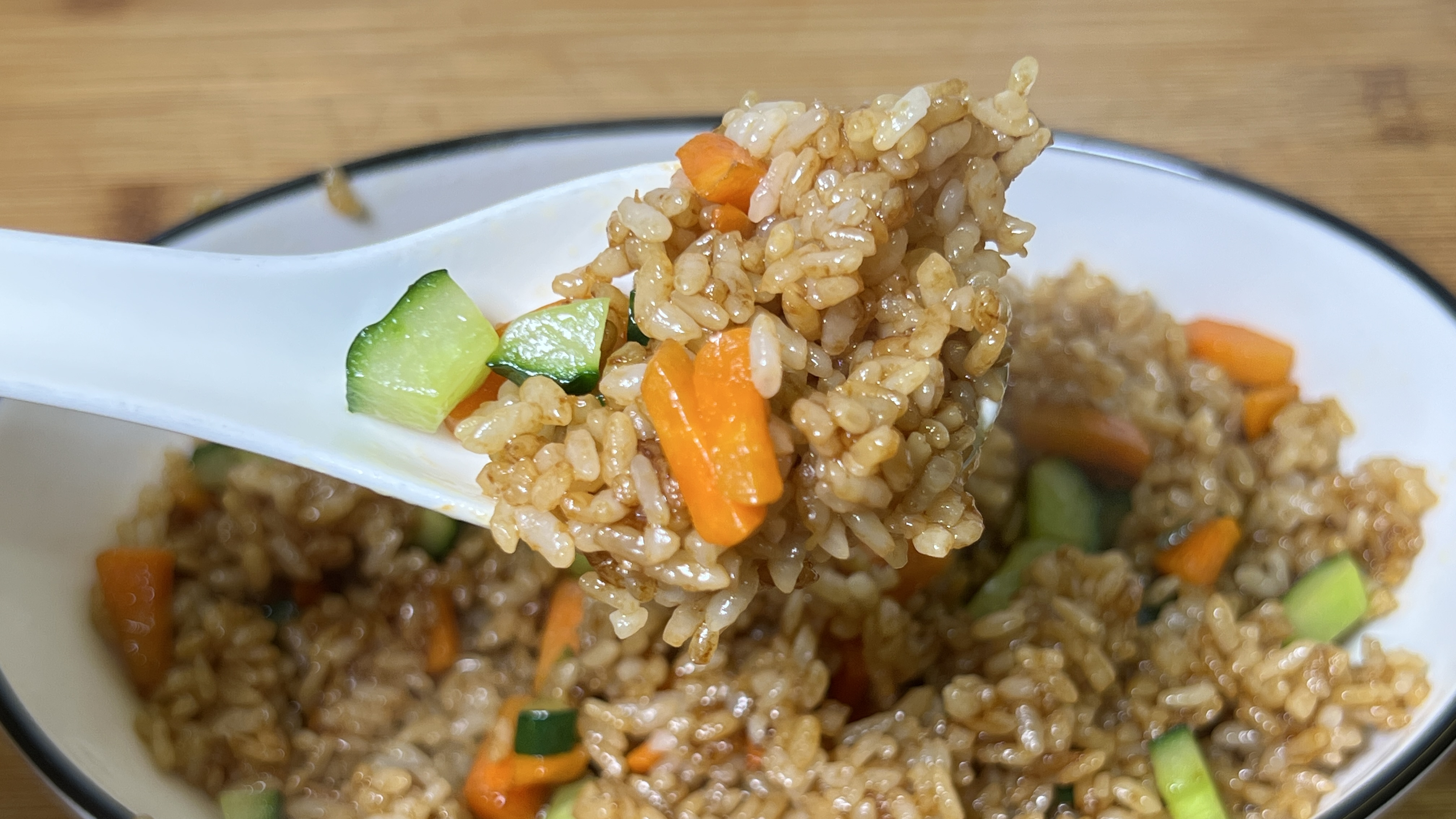 酱油炒饭在家这样做,酱香浓郁,粒粒分明,不喜欢吃鸡蛋的有口福