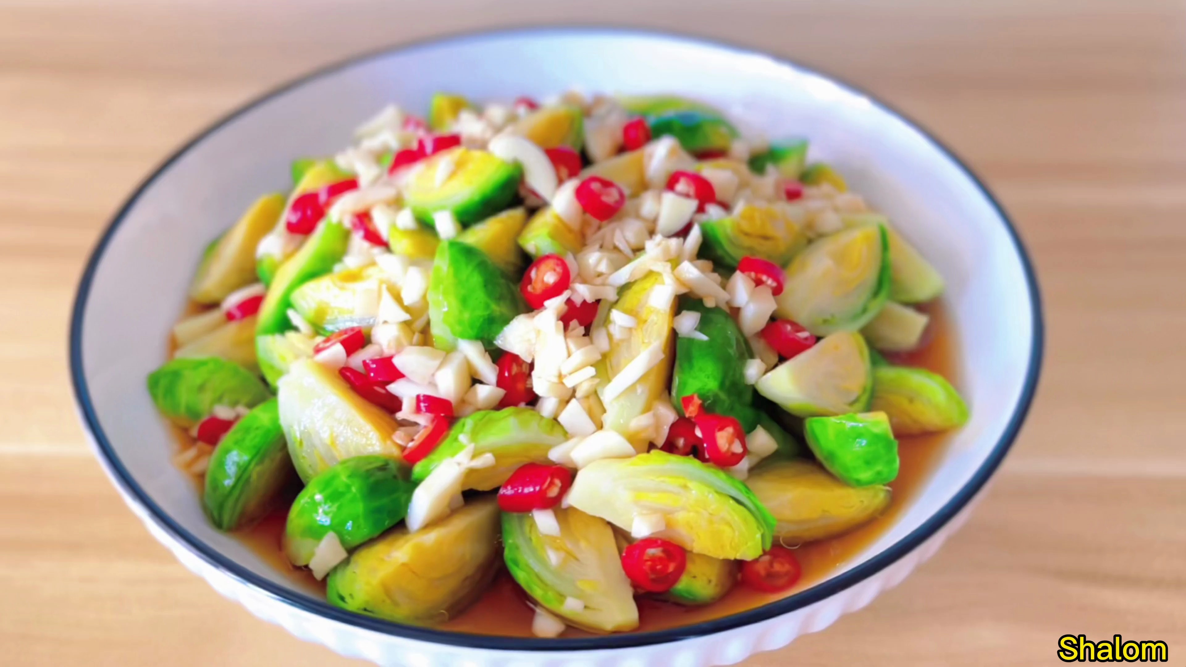 孢子甘蓝的家常做法,凉拌着吃味道鲜美非常爽口,外形像包菜!