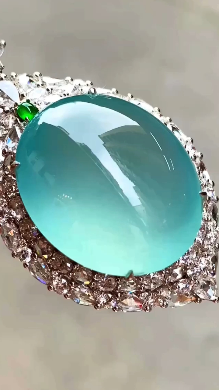 玻璃种天空蓝翡翠鸽子蛋吊坠