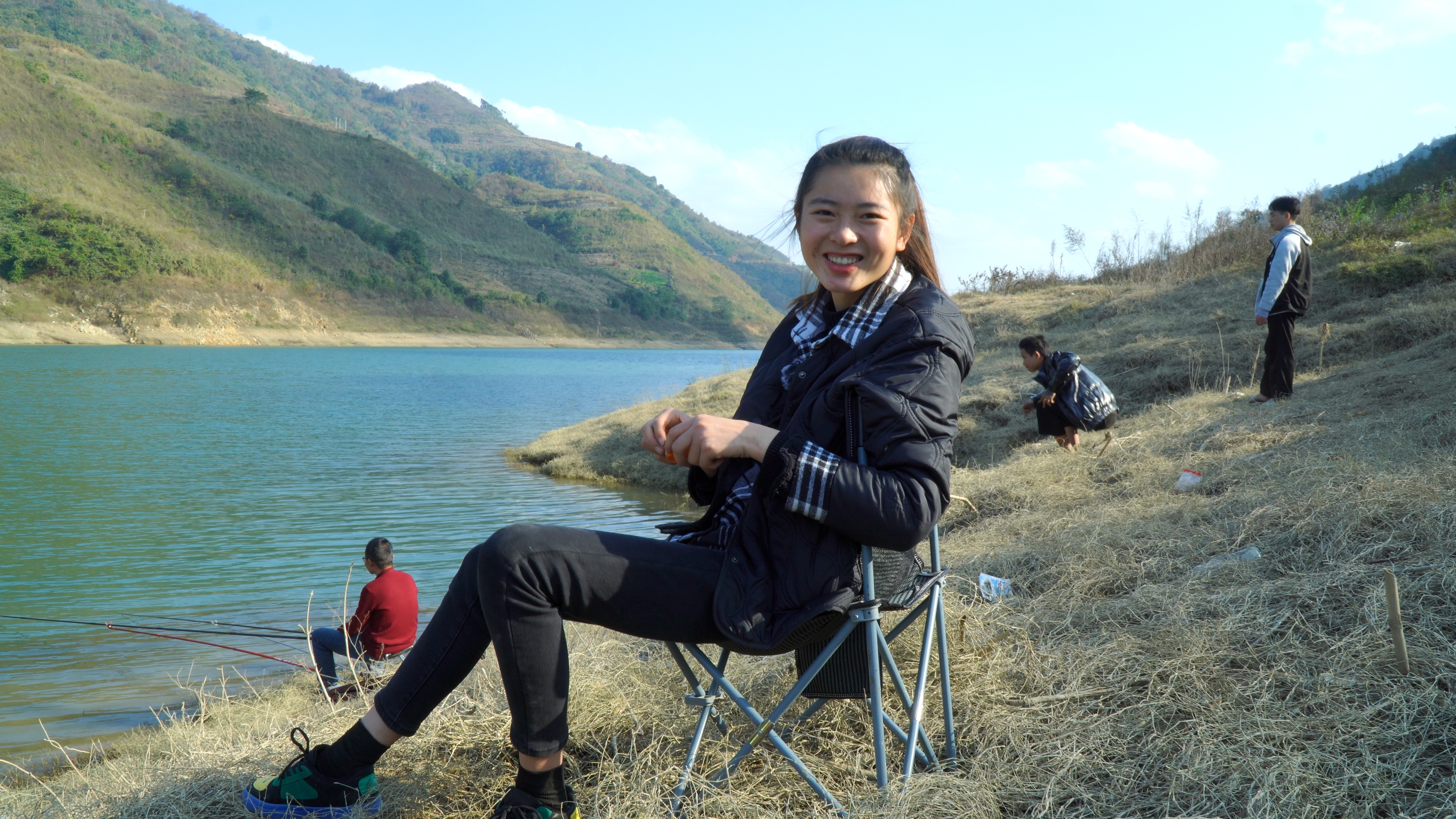 黄师傅带着老婆出来钓鱼,这次又打空军,回家要跪搓衣板了