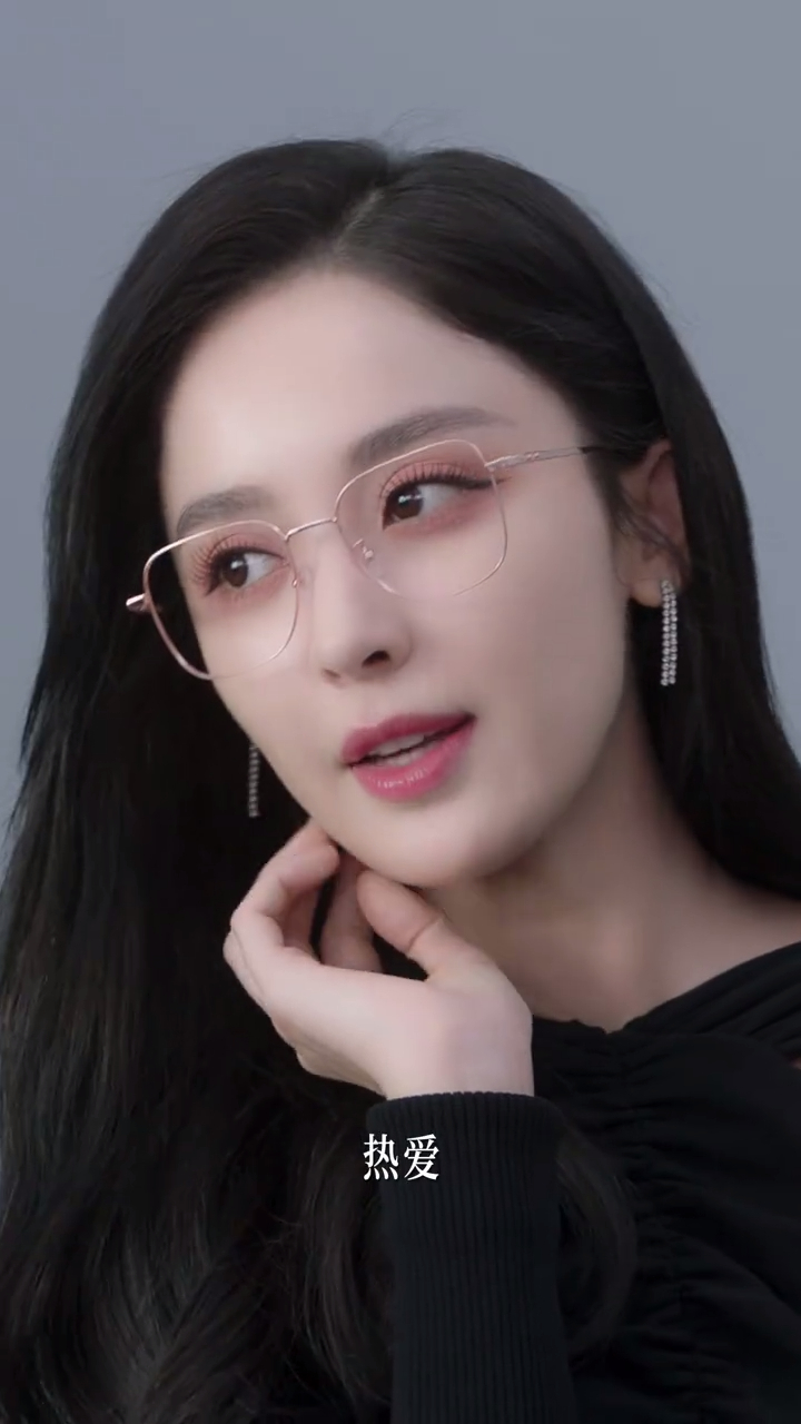 古力娜扎带上眼镜,造型极简大方,显得文质彬彬