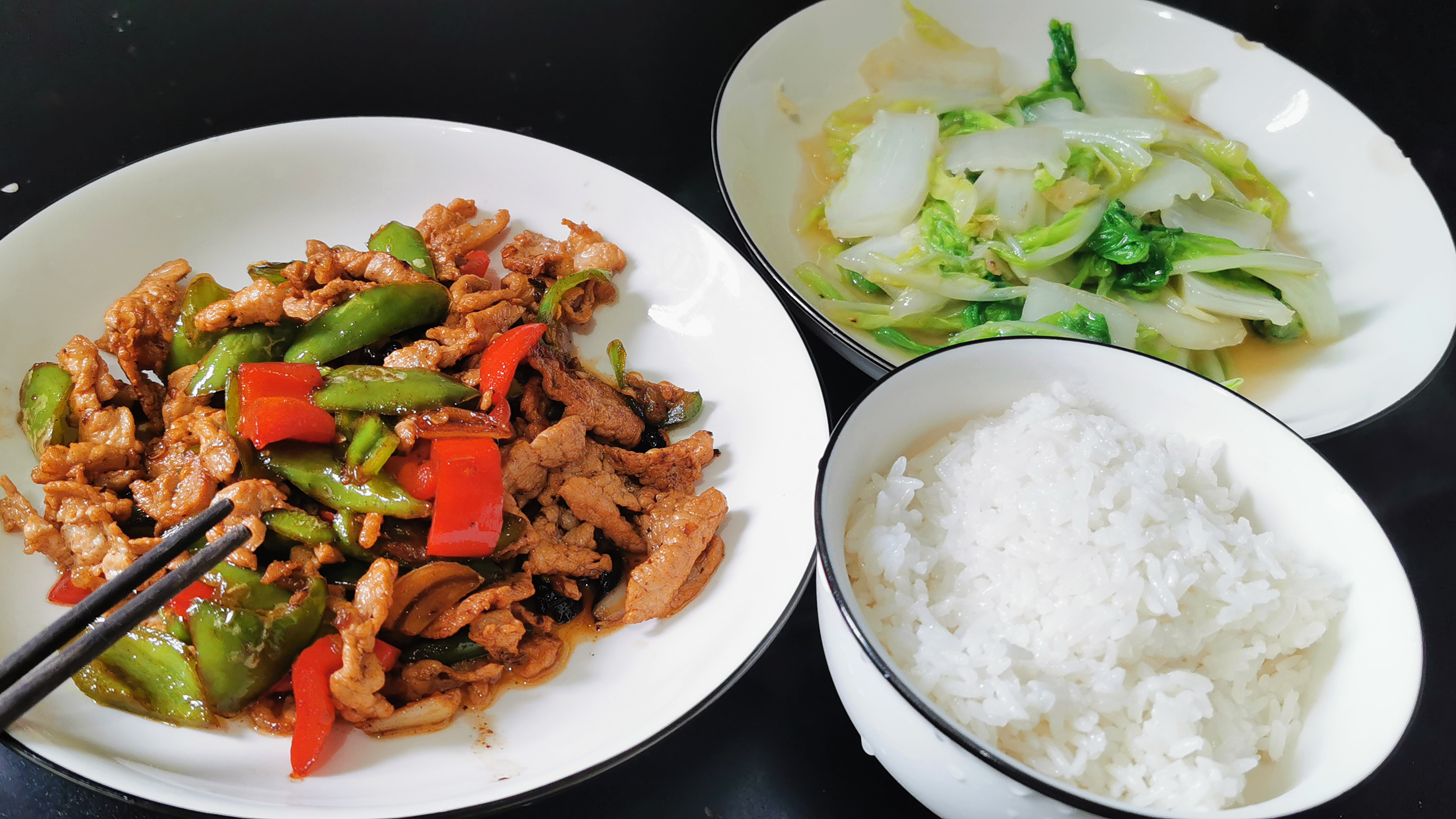 不点外卖自己做饭第50天,炒个辣椒炒肉和水白菜,简单的家常菜