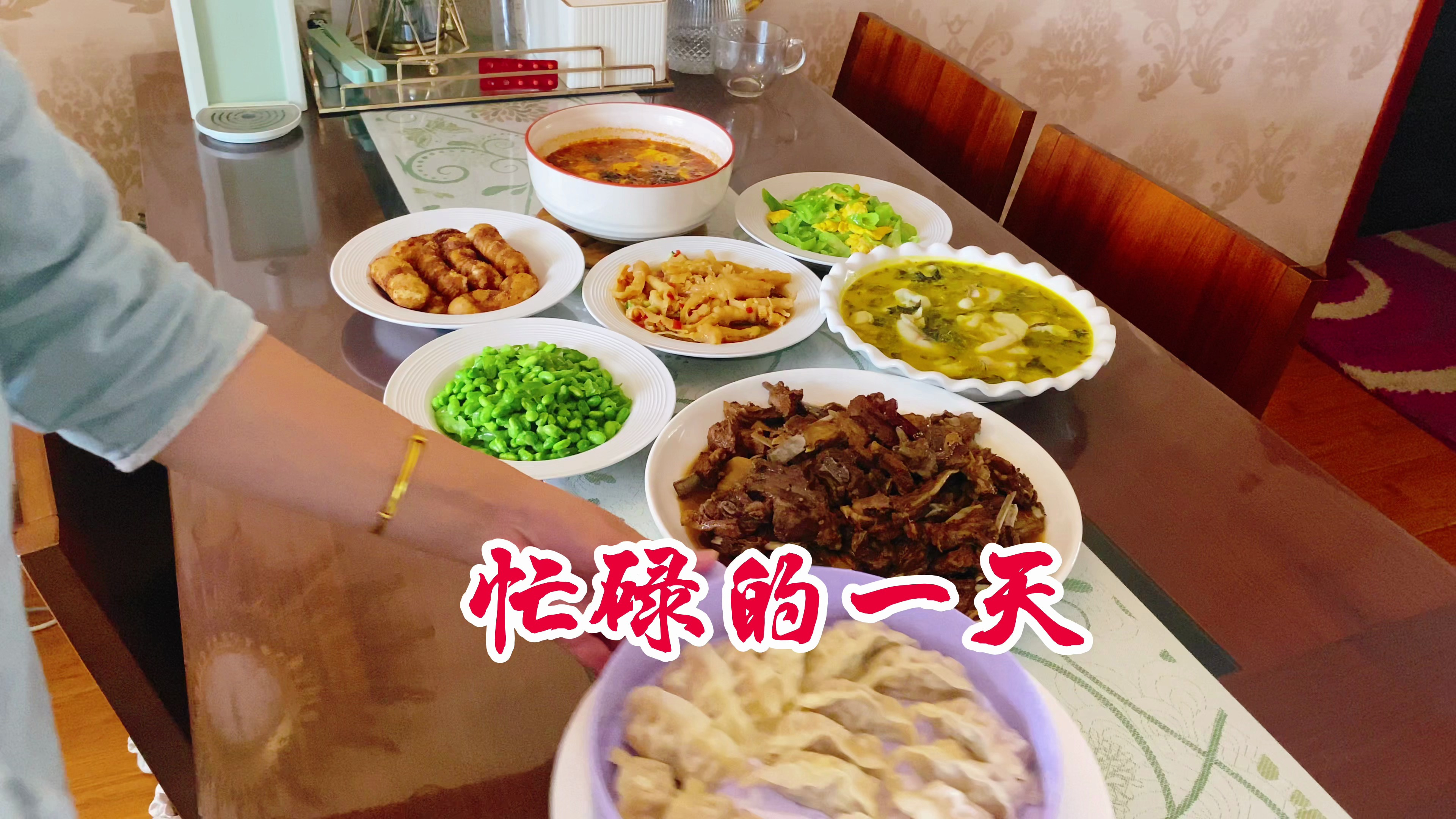 周末6点起床,做了点早餐,准备了6菜1汤,吃过饭下午女儿回香港