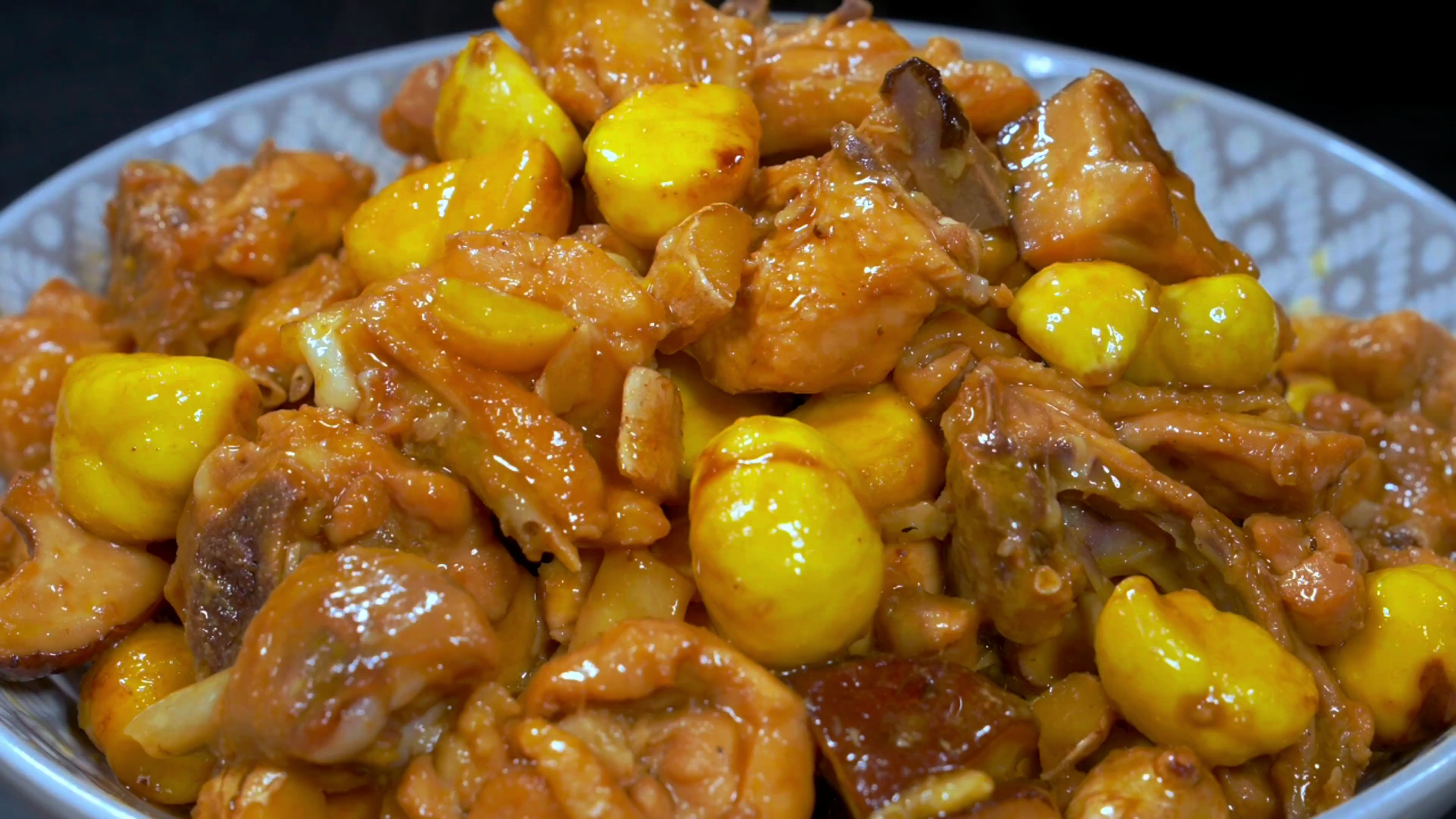 秋天一定要吃的板栗烧鸡,板栗糯香甜～鸡肉鲜香入味好吃