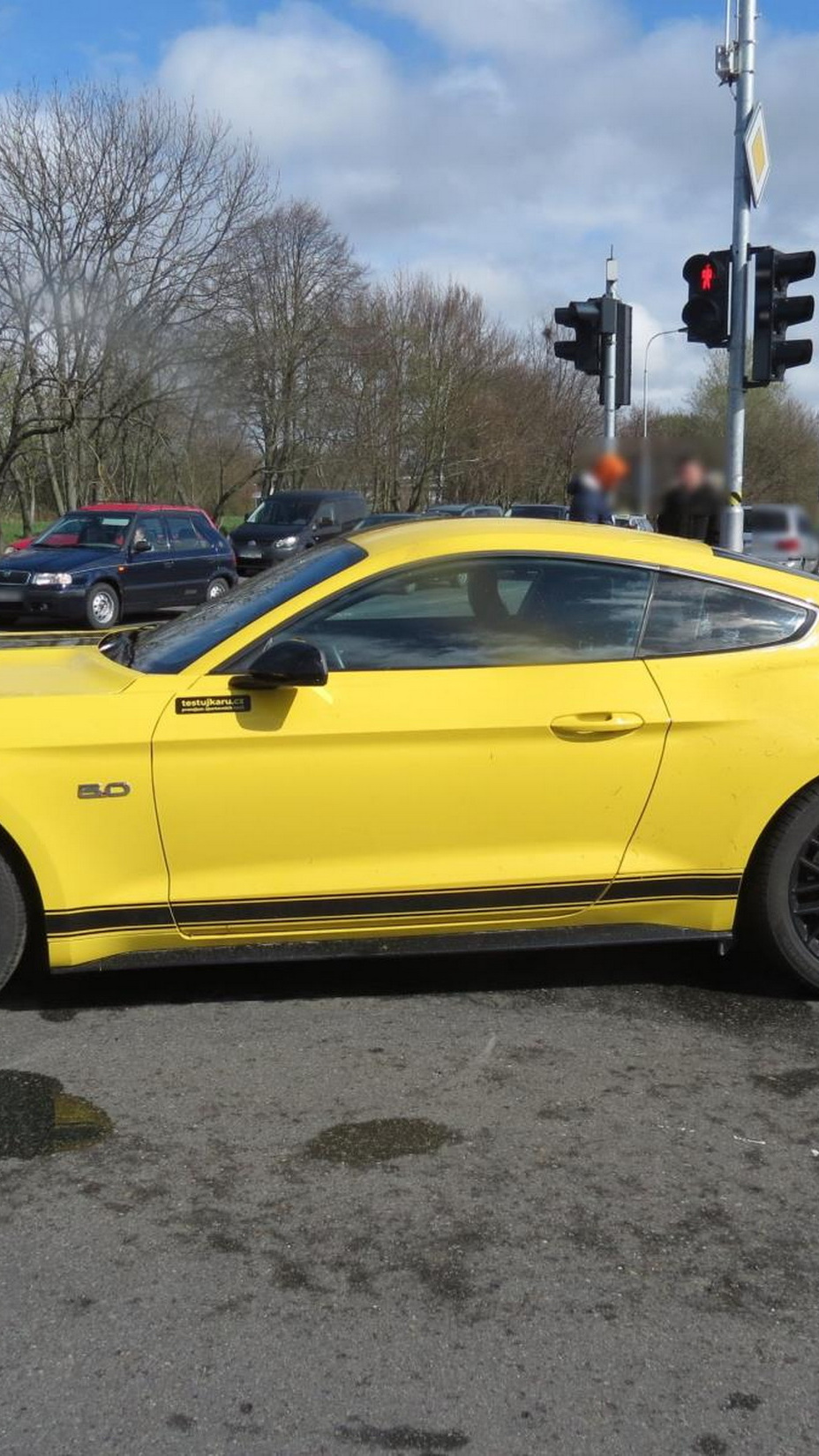 福特野马谢尔比gt500车主酒后闯红灯导致撞车事故